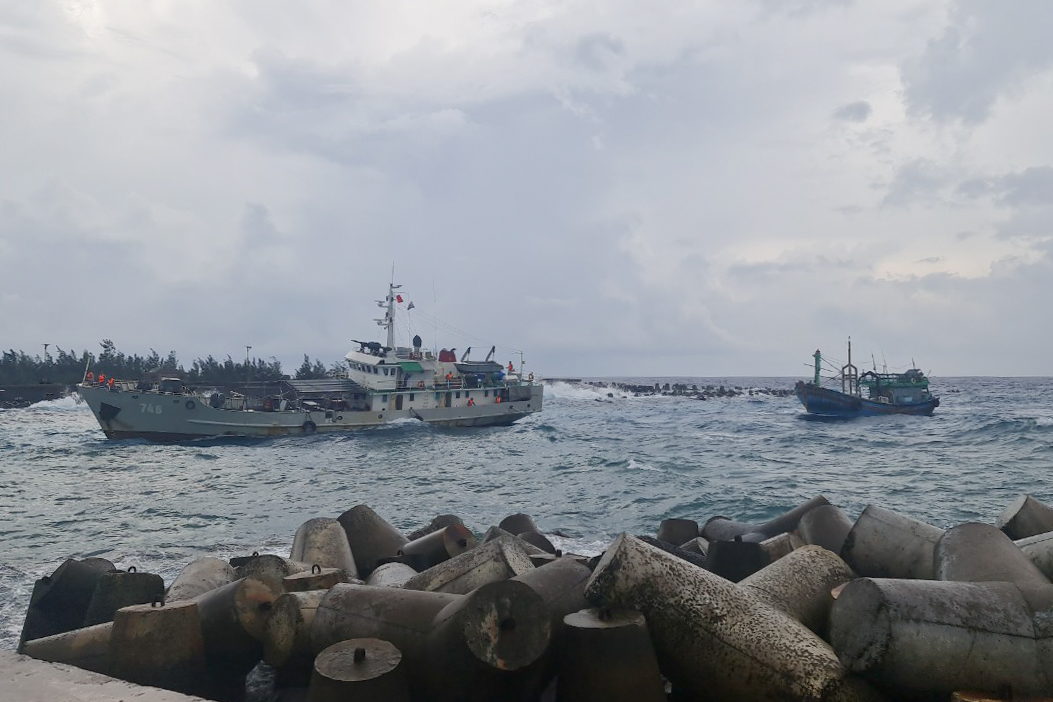 Cứu kéo tàu cá tỉnh Bình Định bị hỏng máy trên biển Trường Sa