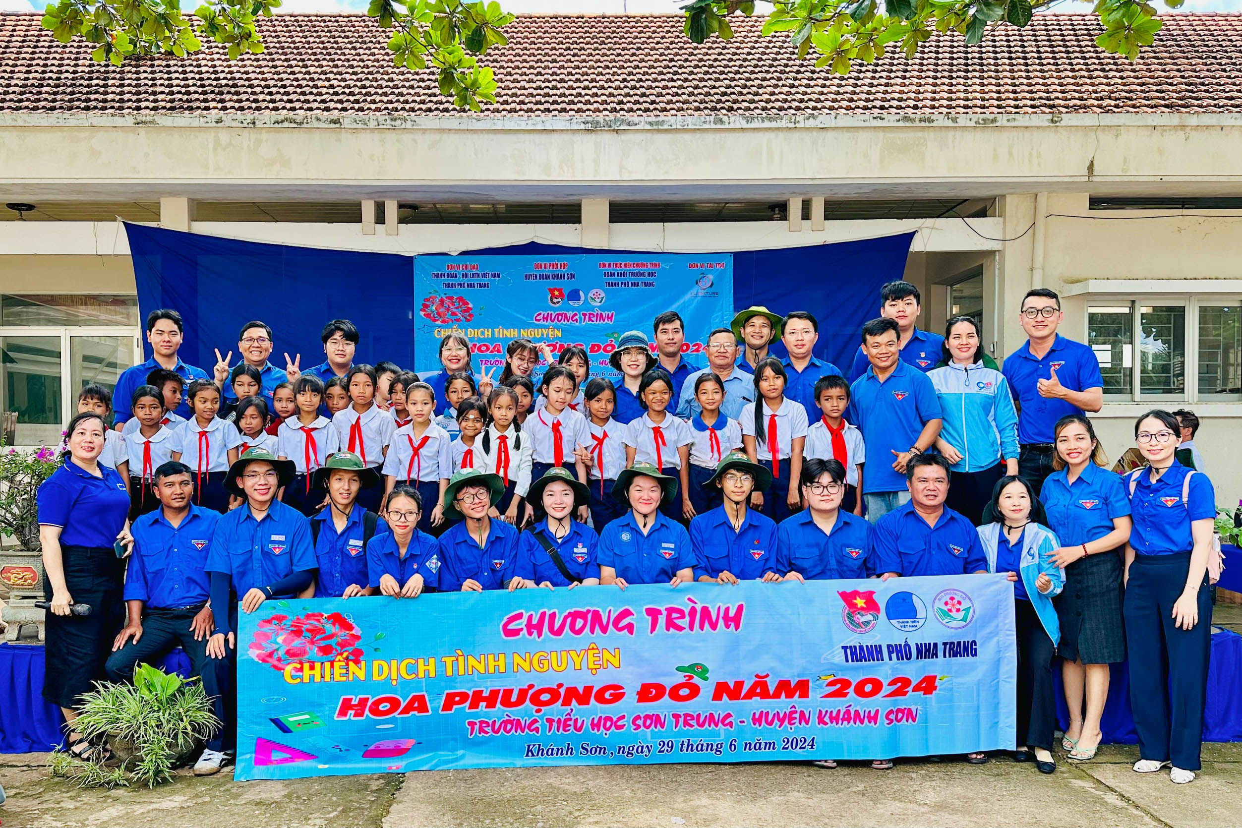 Thành đoàn Nha Trang cùng Đoàn khối trường học tổ chức 
chương trình tình nguyện Hoa phượng đỏ tại huyện Khánh Sơn.
