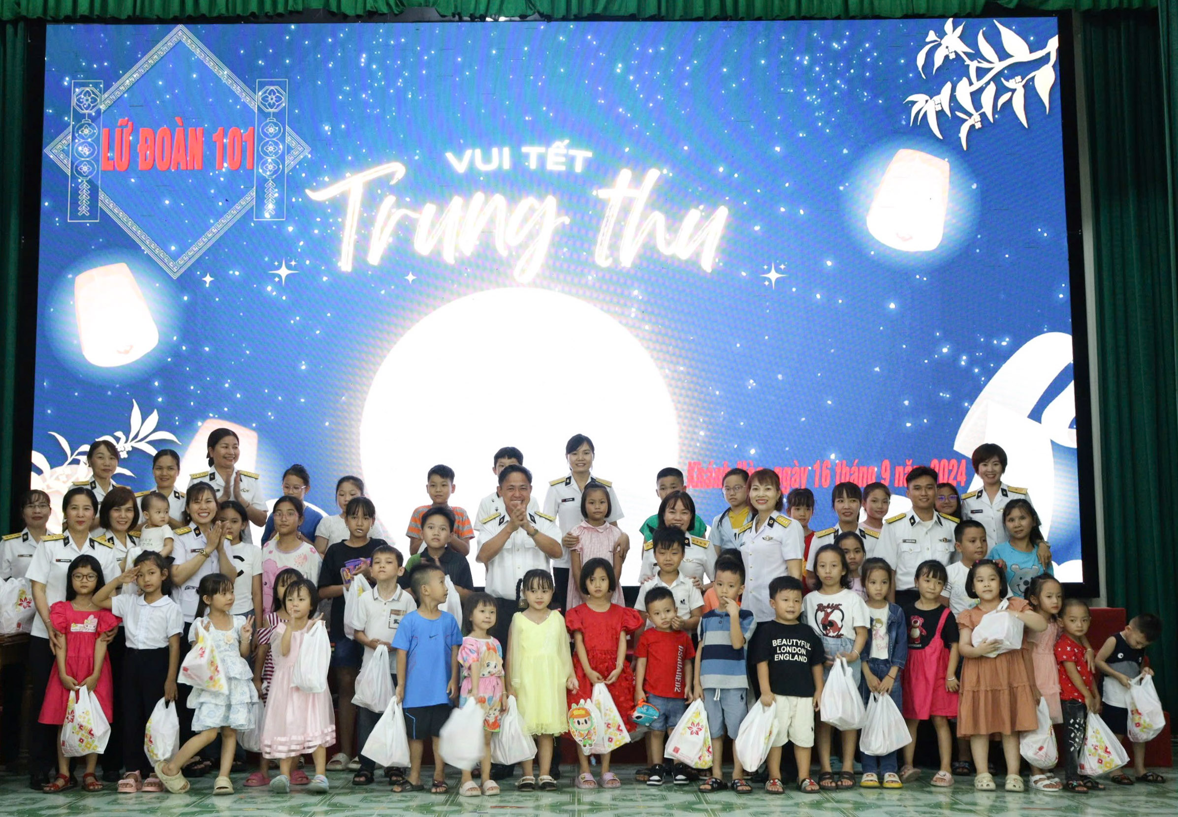 Lữ đoàn 101 tổ chức hoạt động cho thiếu nhi nhân dịp Tết Trung thu