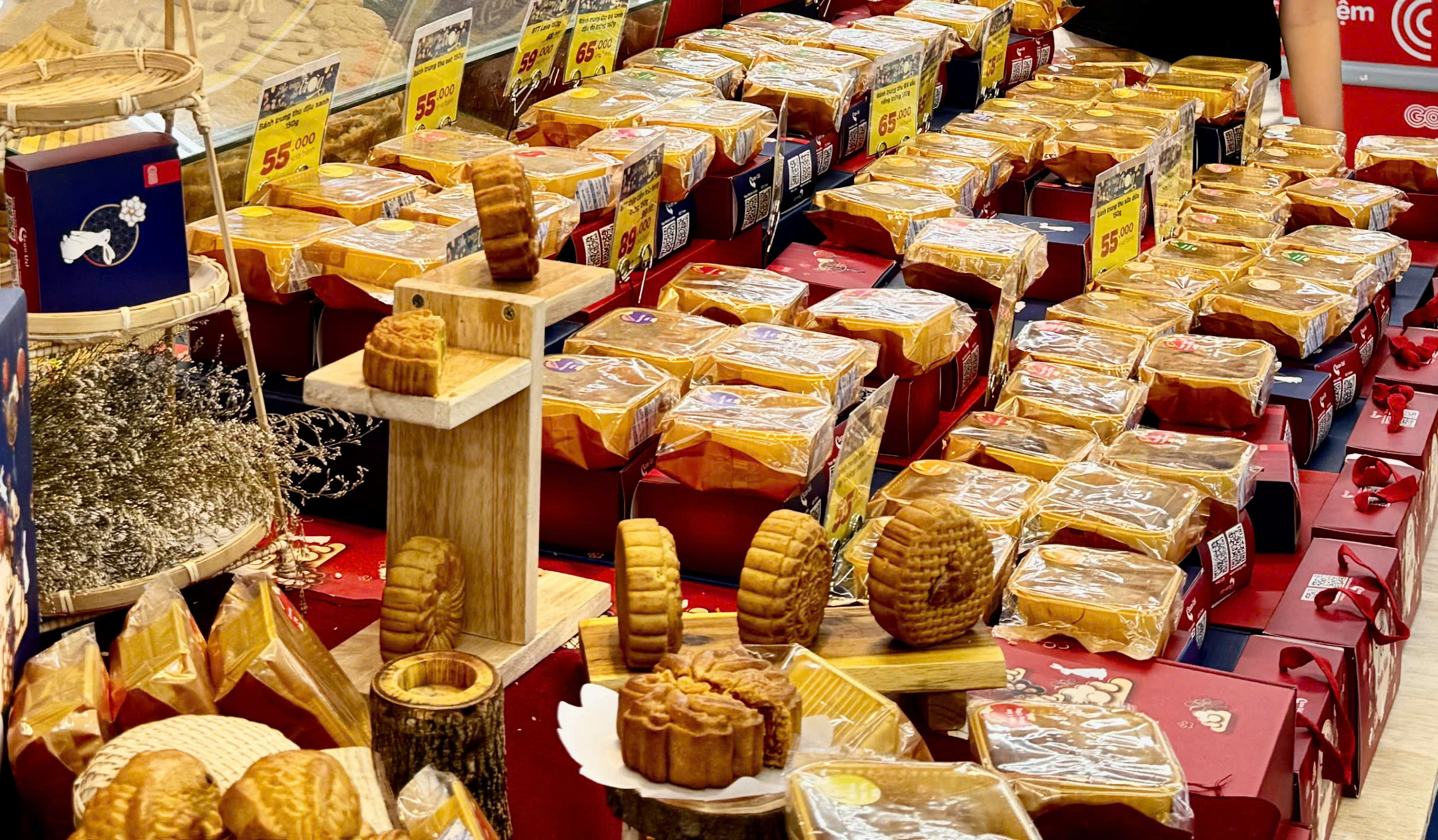 Kiểm tra thị trường bánh Trung thu ở Nha Trang