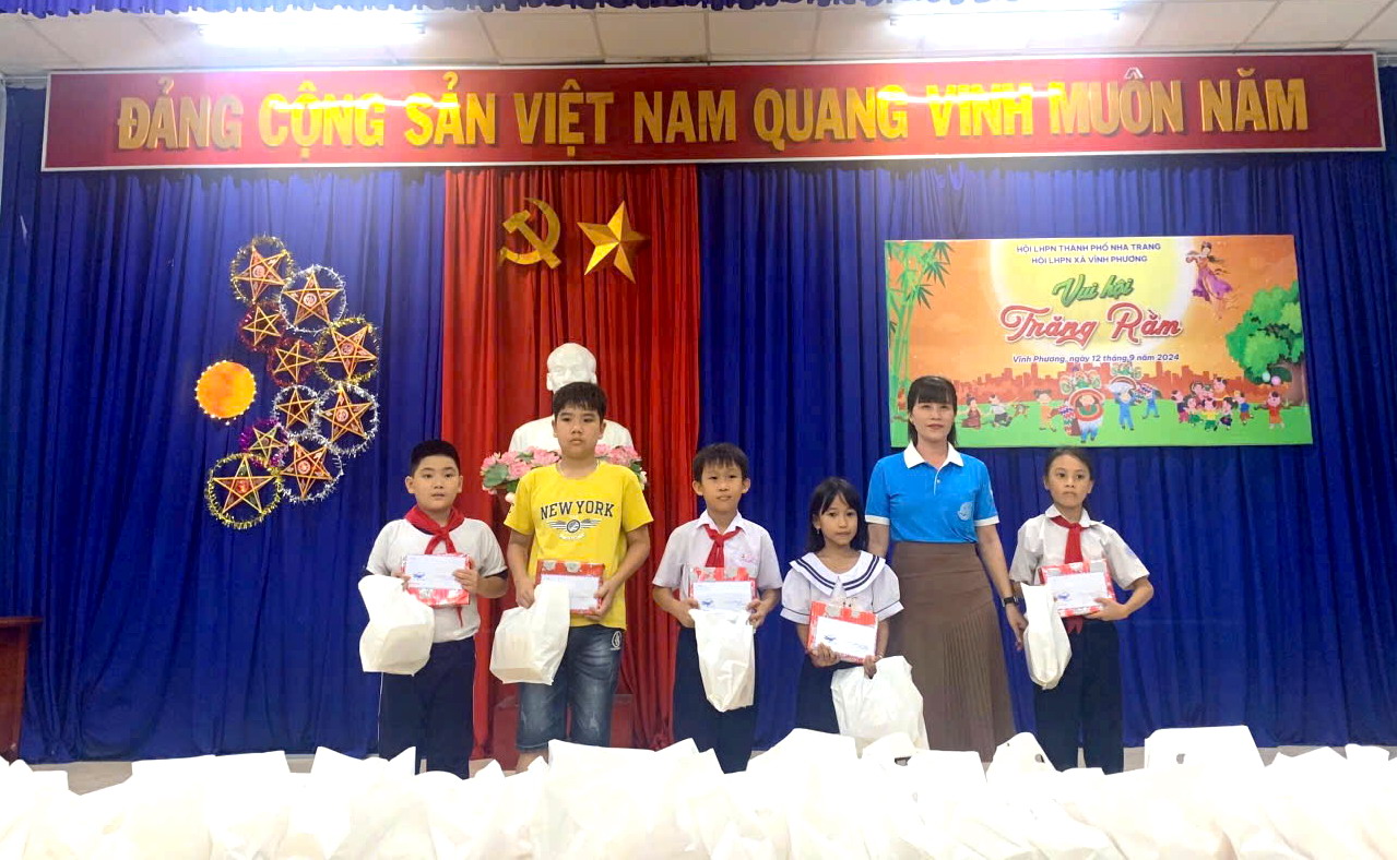 Trao học bổng, tặng quà Trung thu cho thiếu nhi khó khăn xã Vĩnh Phương