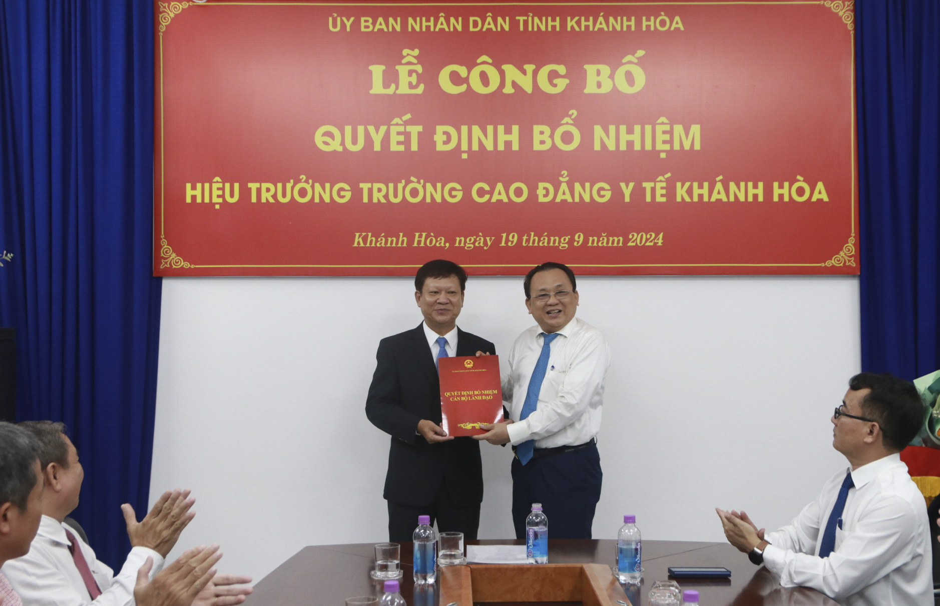 Đồng chí Lê Hữu Hoàng - Phó Chủ tịch Thường trực UBND tỉnh trao quyết định bổ nhiệm Hiệu trưởng Trường Cao đẳng Y tế cho ông Trần Ngọc Thành.