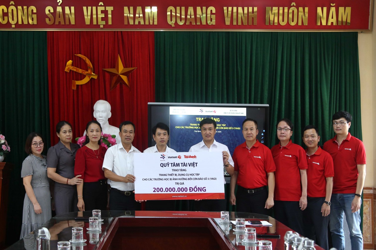 Quỹ Tâm Tài Việt trao 400 triệu đồng ủng hộ 8 trường học tại Thái Bình và Nam Định khắc phục hậu quả của bão số 3