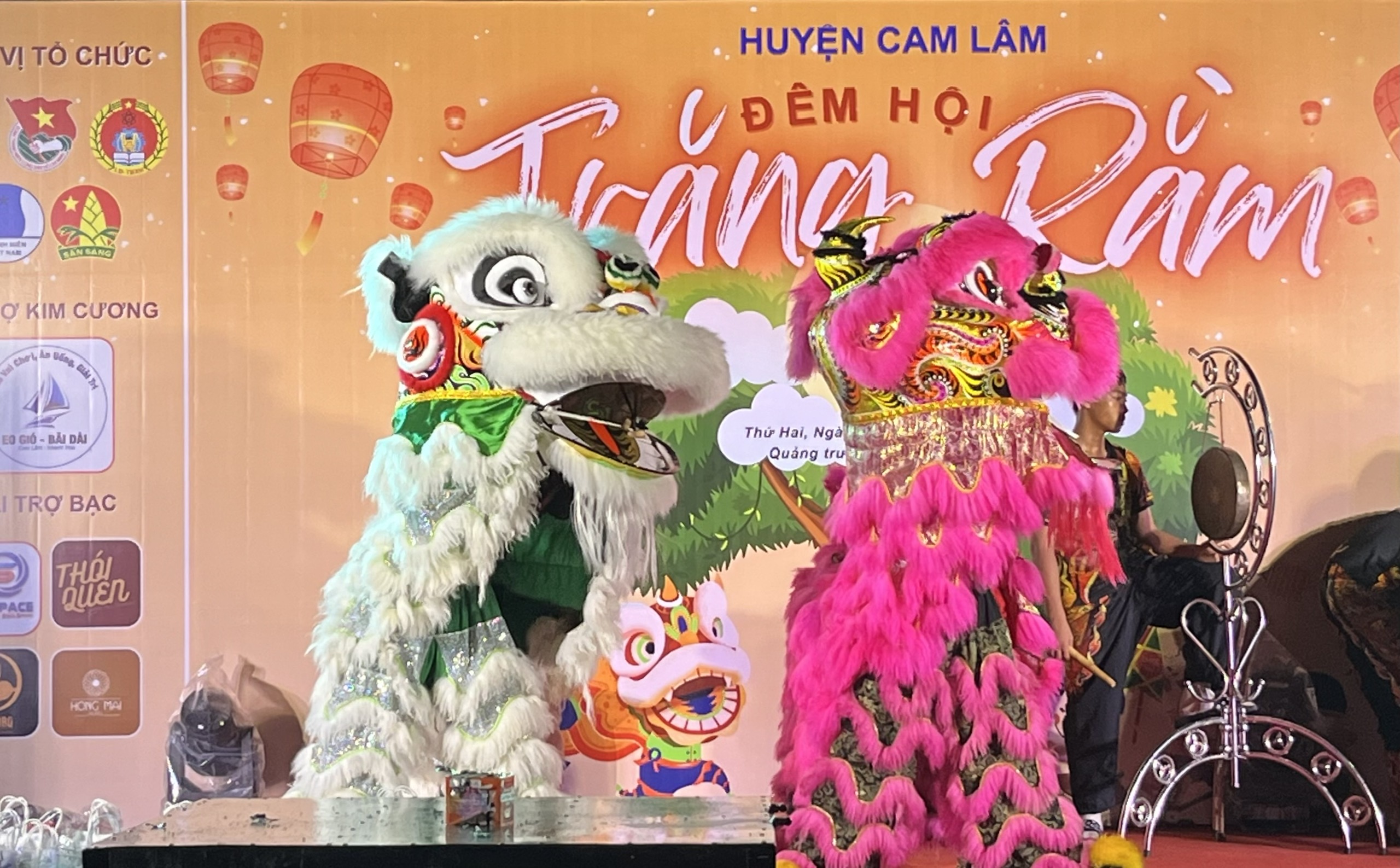 Tổ chức “Đêm hội trăng rằm” cho thiếu nhi Cam Lâm