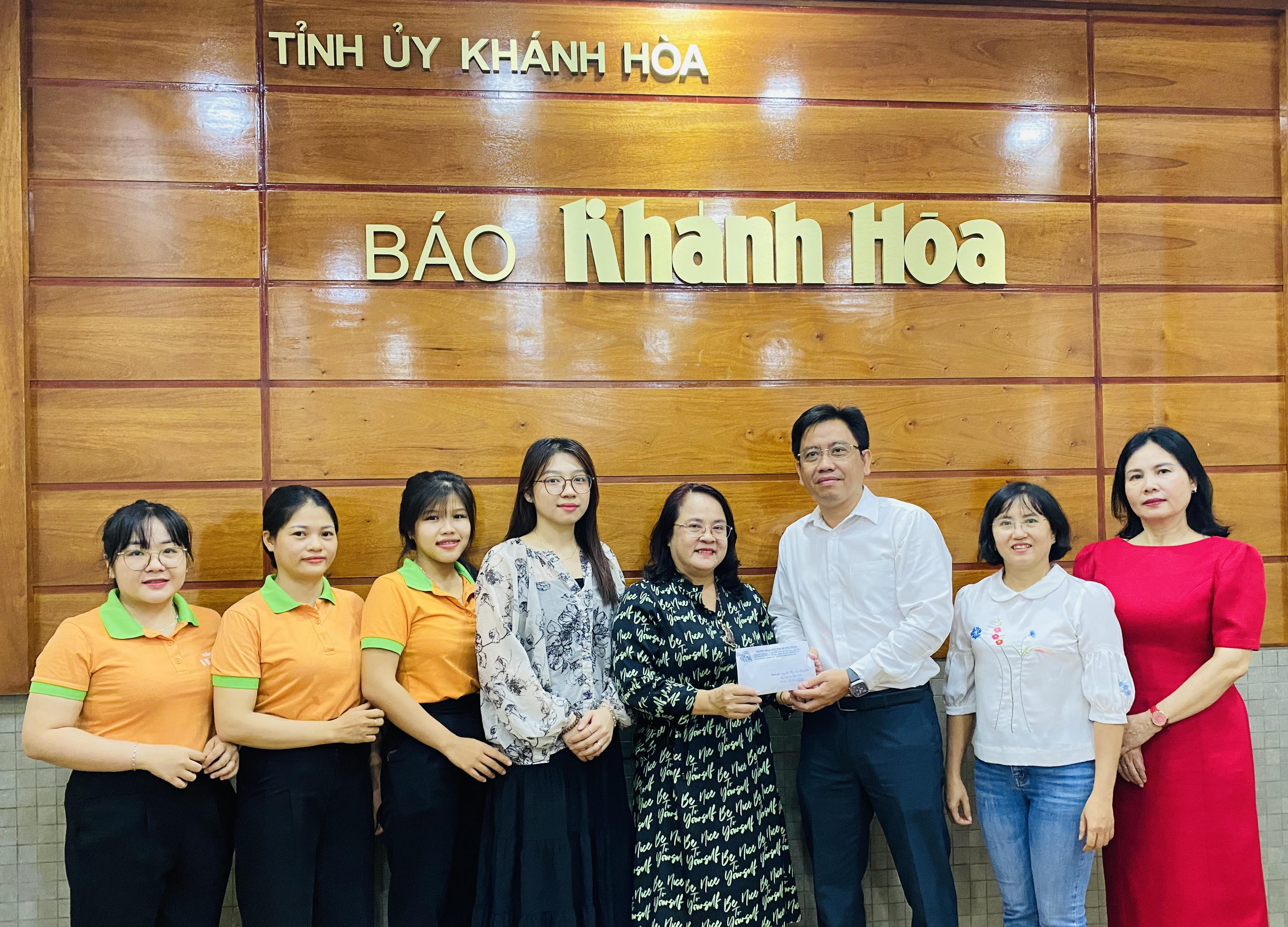 Báo Khánh Hòa tiếp nhận gần 31 triệu đồng từ Trường Mầm non Họa Mi Nha Trang ủng hộ đồng bào miền Bắc khắc phục thiệt hại do bão số 3