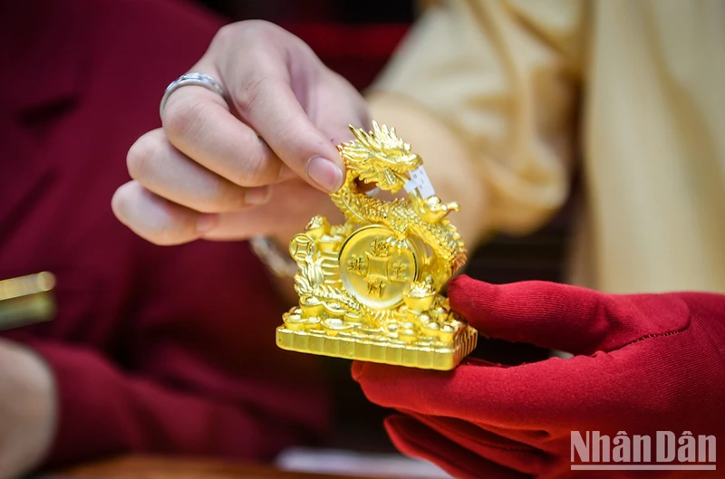 Giá vàng ngày 6/9: Thế giới tăng mạnh, vàng nhẫn trong nước neo quanh mức đỉnh