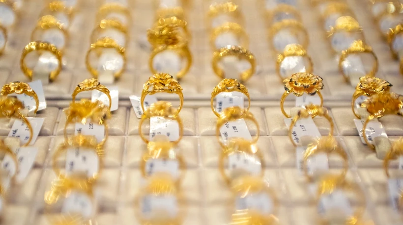 Giá vàng nhẫn đi ngang, tỷ giá trung tâm tăng mạnh thêm 10 đồng
