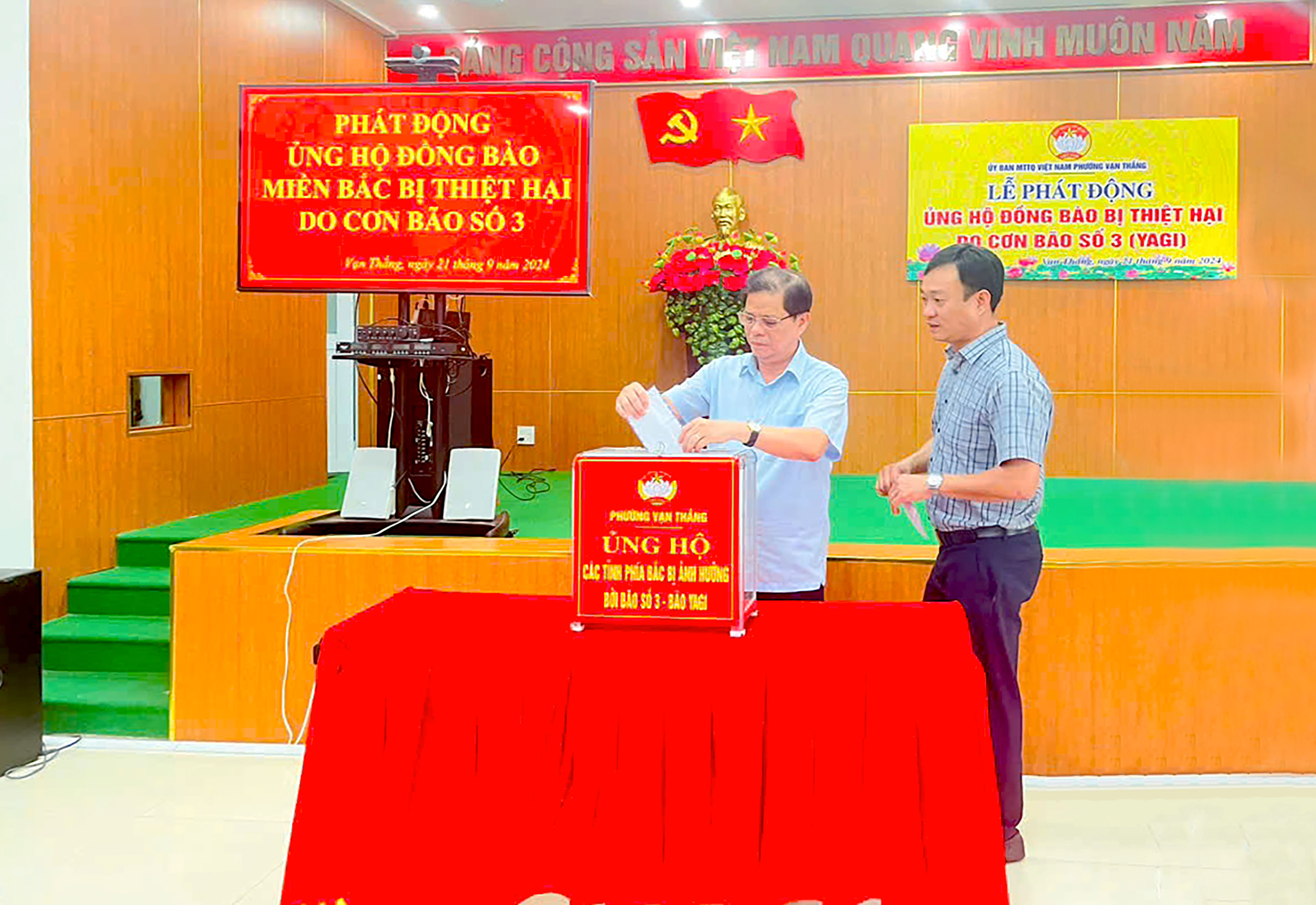 Mặt trận phường Vạn Thắng quyên góp ủng hộ đồng bào miền Bắc bị thiệt hại do bão, lụt