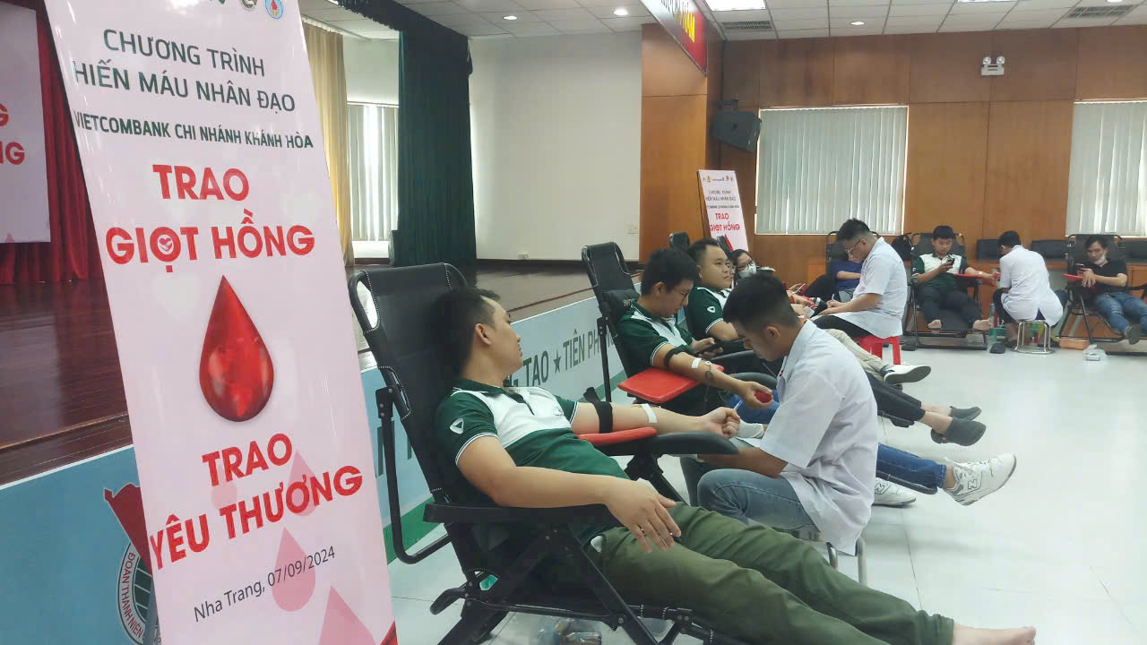 Gần 120 tình nguyện viên tham gia hiến máu tình nguyện “Vietcombank: Trao giọt hồng - Trao yêu thương”
