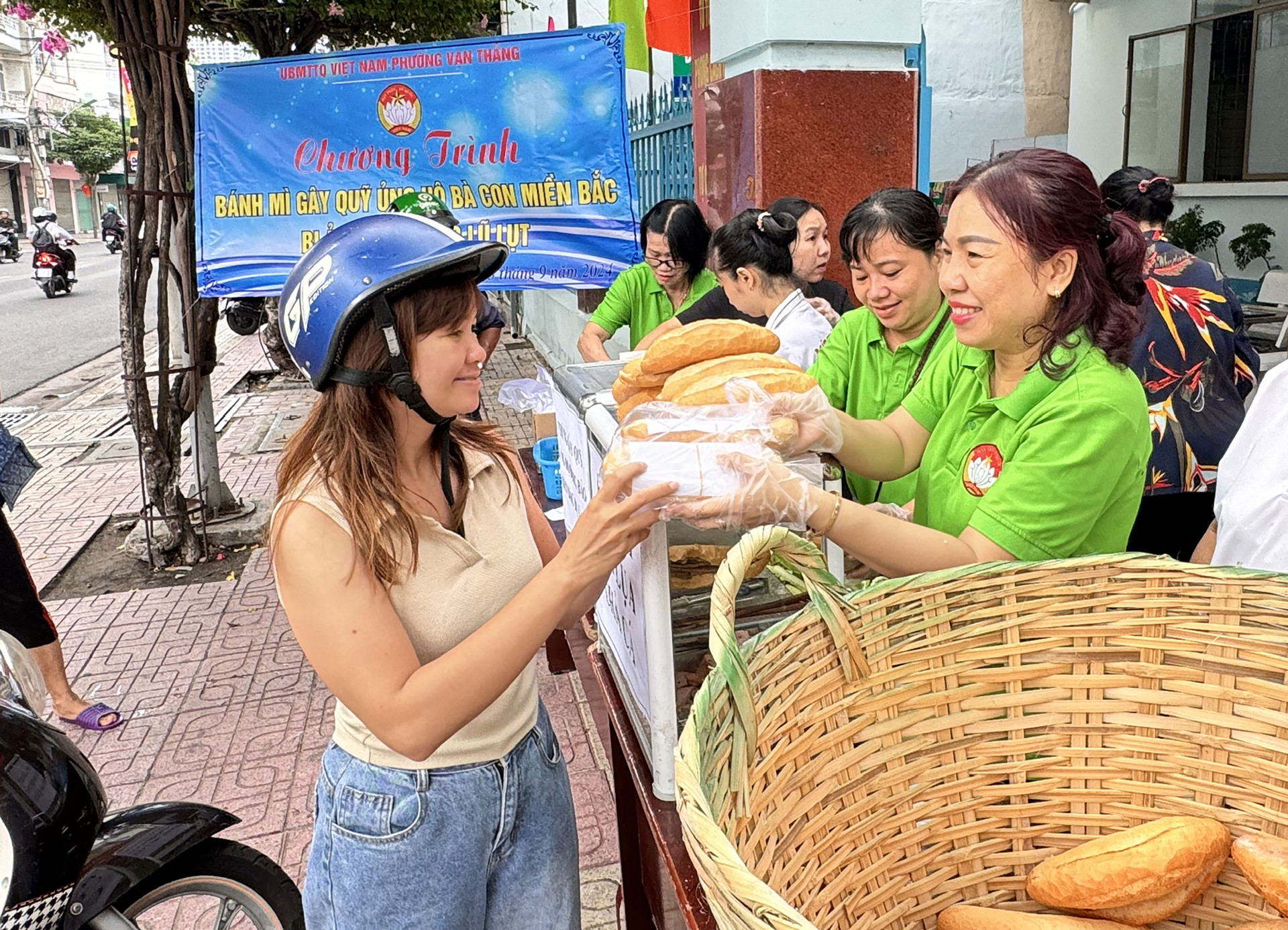 Chương trình được nhiều người dân tới mua ủng hộ.