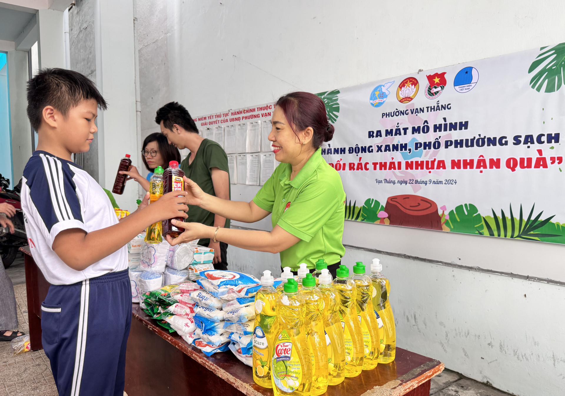 Một em học sinh đổi phế liệu lấy quà tặng.  