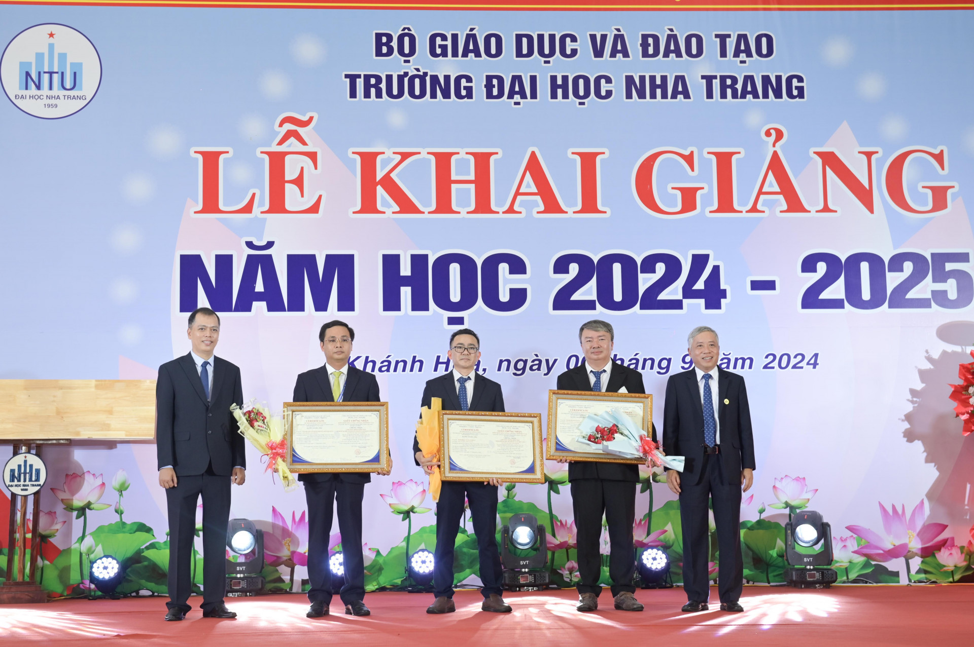 Trung tâm Kiểm định Chất lượng giáo dục Đại học Đà Nẵng trao giấy chứng nhận đạt chuẩn kiểm định chất lượng giáo dục cho ba chương trình đào tạo trình độ đại học của nhà trường.