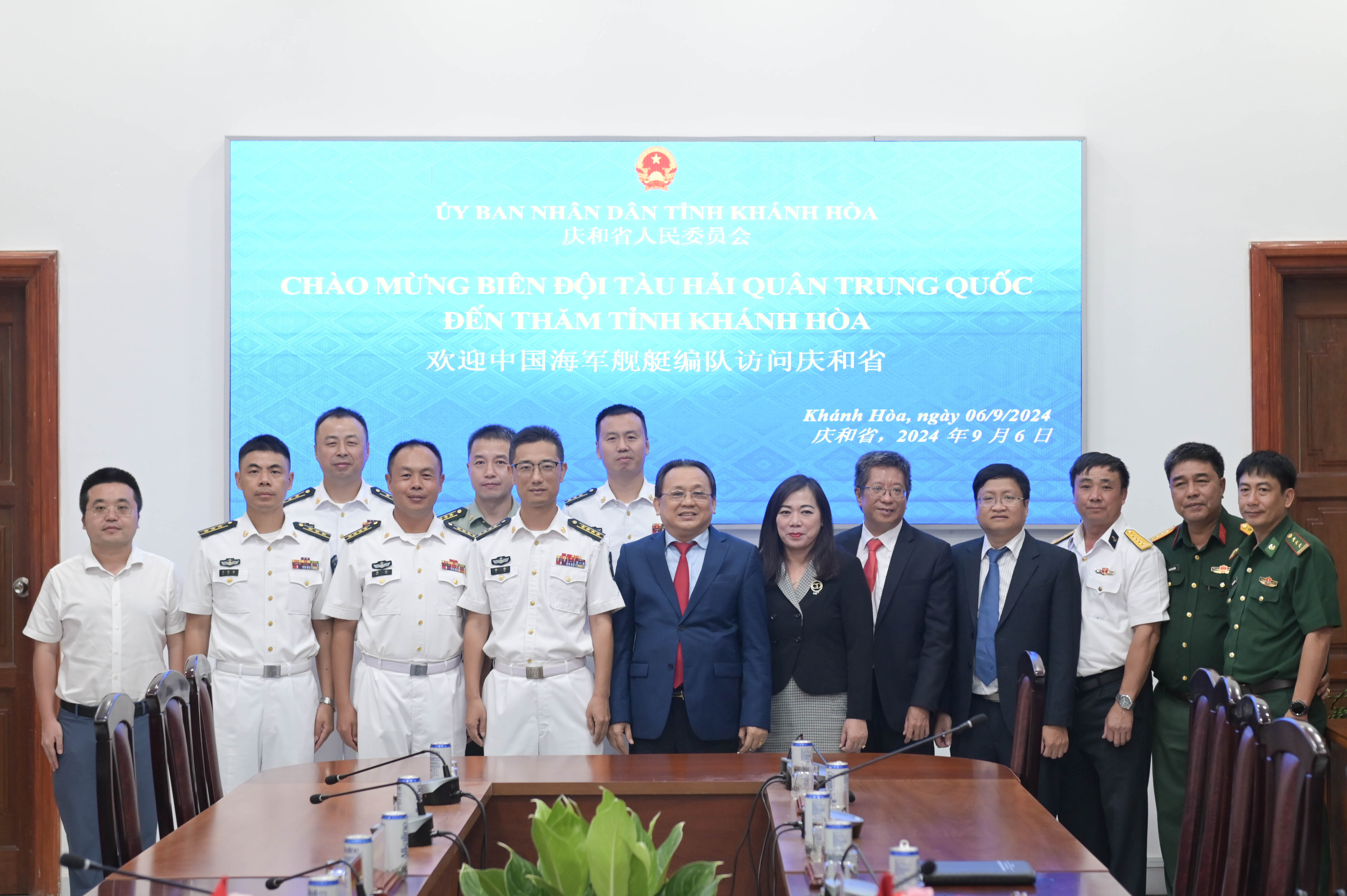 Lãnh đạo tỉnh Khánh Hòa tiếp xã giao nhóm chỉ huy Biên đội tàu của Hải quân Quân Giải phóng nhân dân Trung Quốc