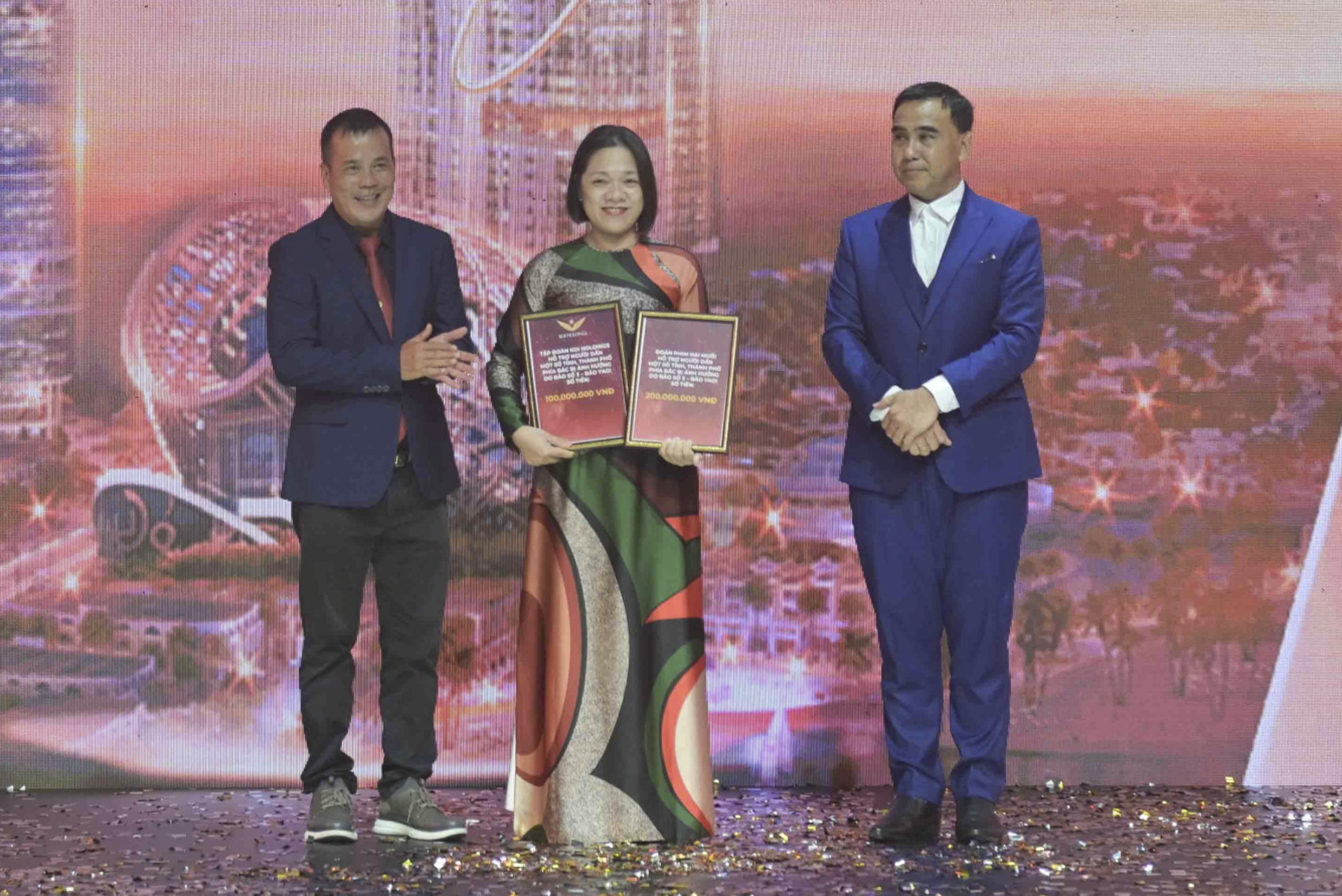 Tập đoàn KDI Holdings và đoàn làm phim "Hai Muối" ủng hộ 300 triệu đồng hỗ trợ đồng bào bị thiệt hại do bão số 3