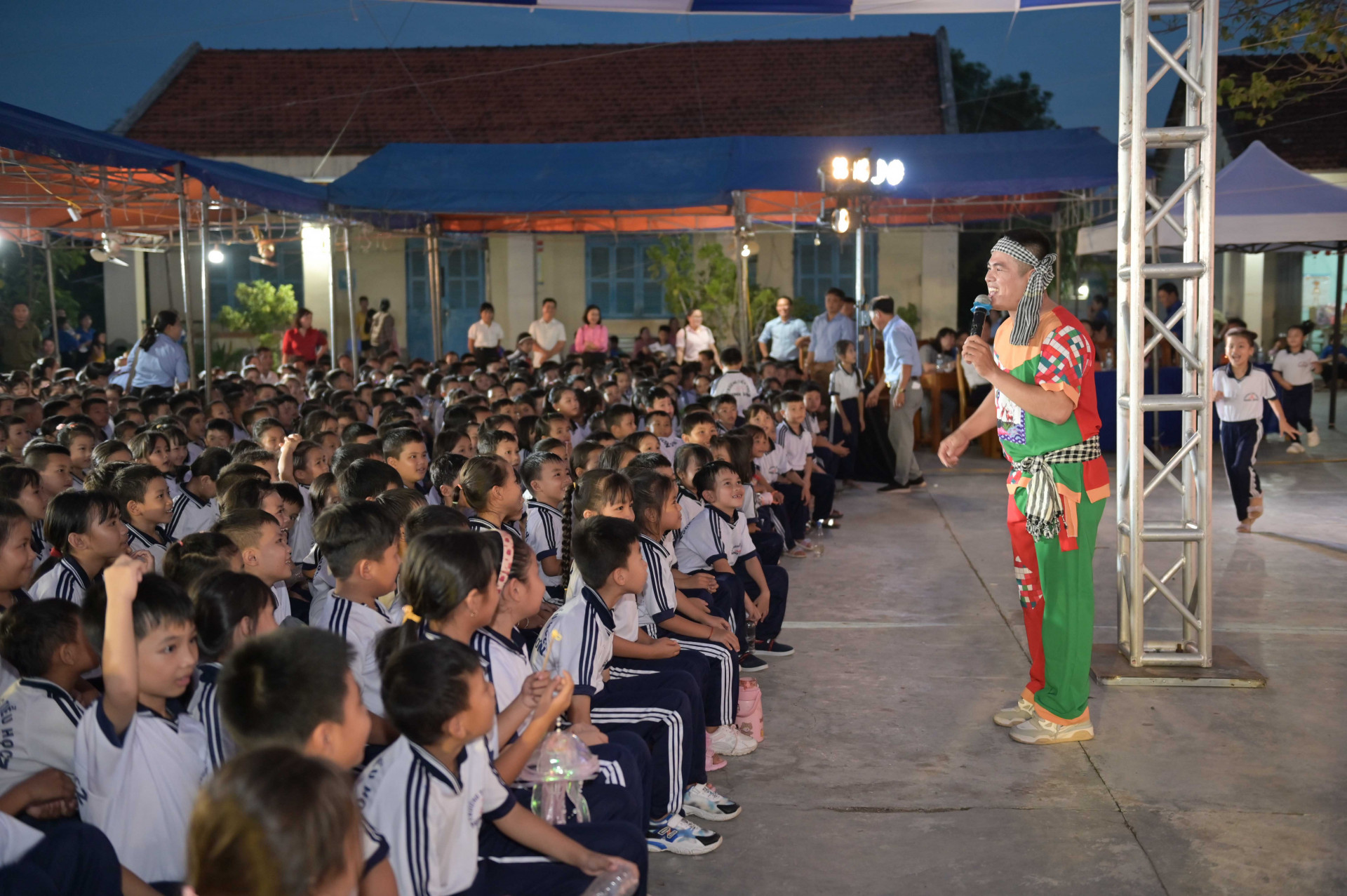 Chương trình còn diễn ra sôi nổi với hoạt động đố vui, hoạt náo.