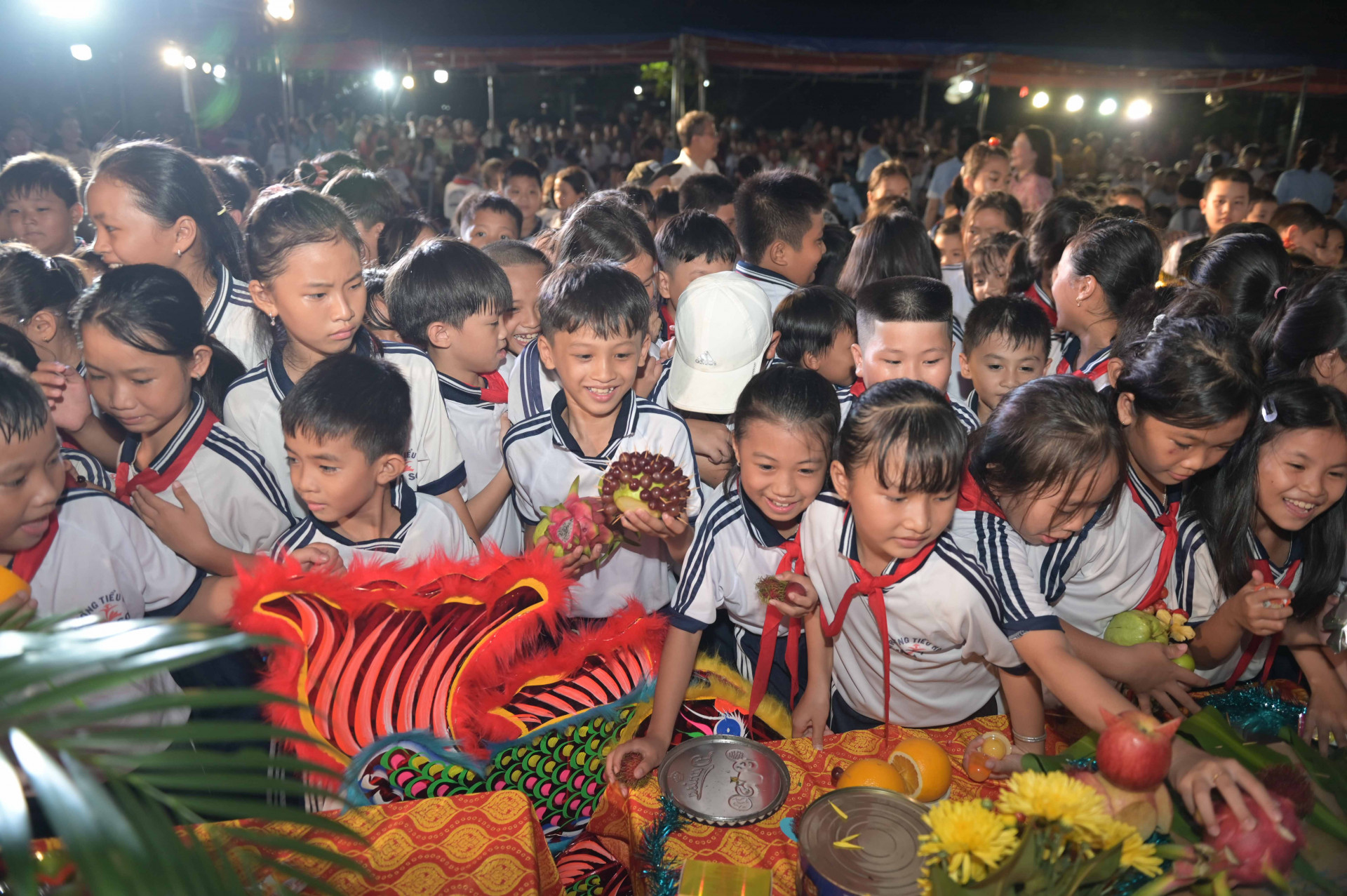 Niềm vui của các em nhỏ khi được phá cỗ Trung thu.