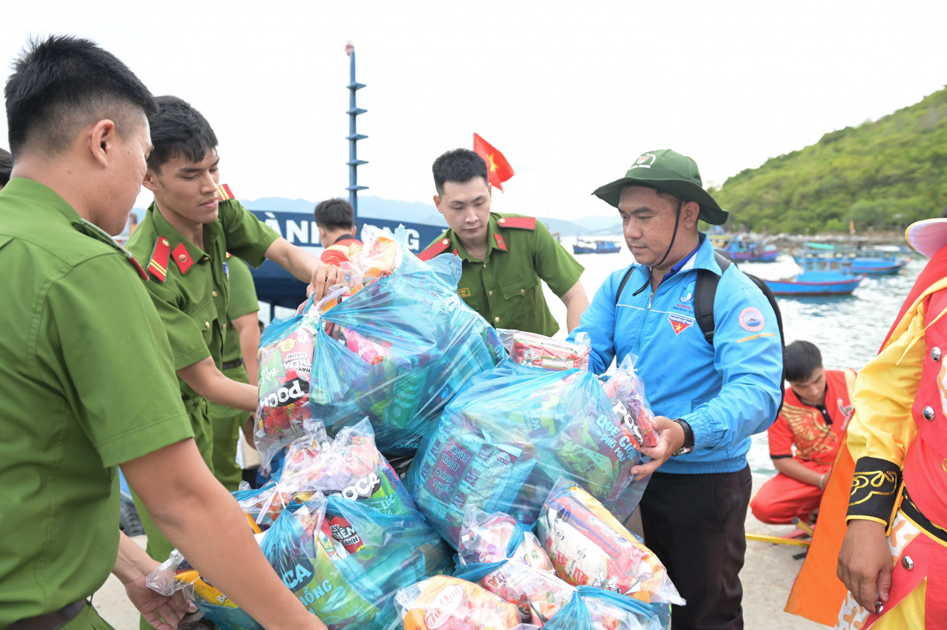 Những món quà trung thu được vận chuyển từ đất liền ra đến đảo Vũng Ngán.