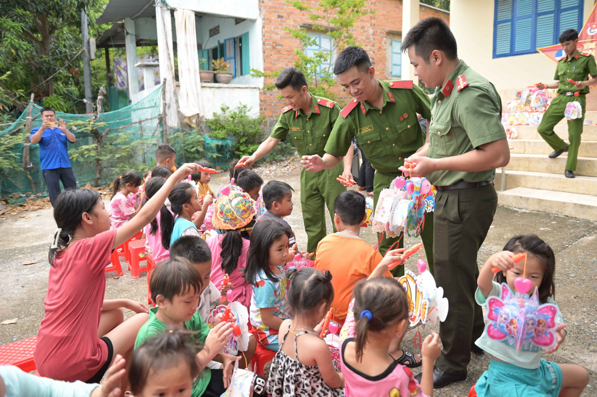 Các thiếu nhi thích thú khi được tặng lồng đèn trung thu.