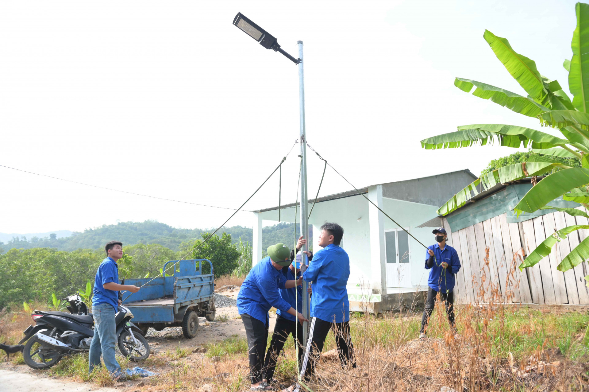 Đoàn trường 
Cao đẳng 
Kỹ thuật Công nghệ Nha Trang 
thực hiện công trình Thắp sáng đường quê 
tại xã Sơn Tân, 
huyện Cam Lâm.
