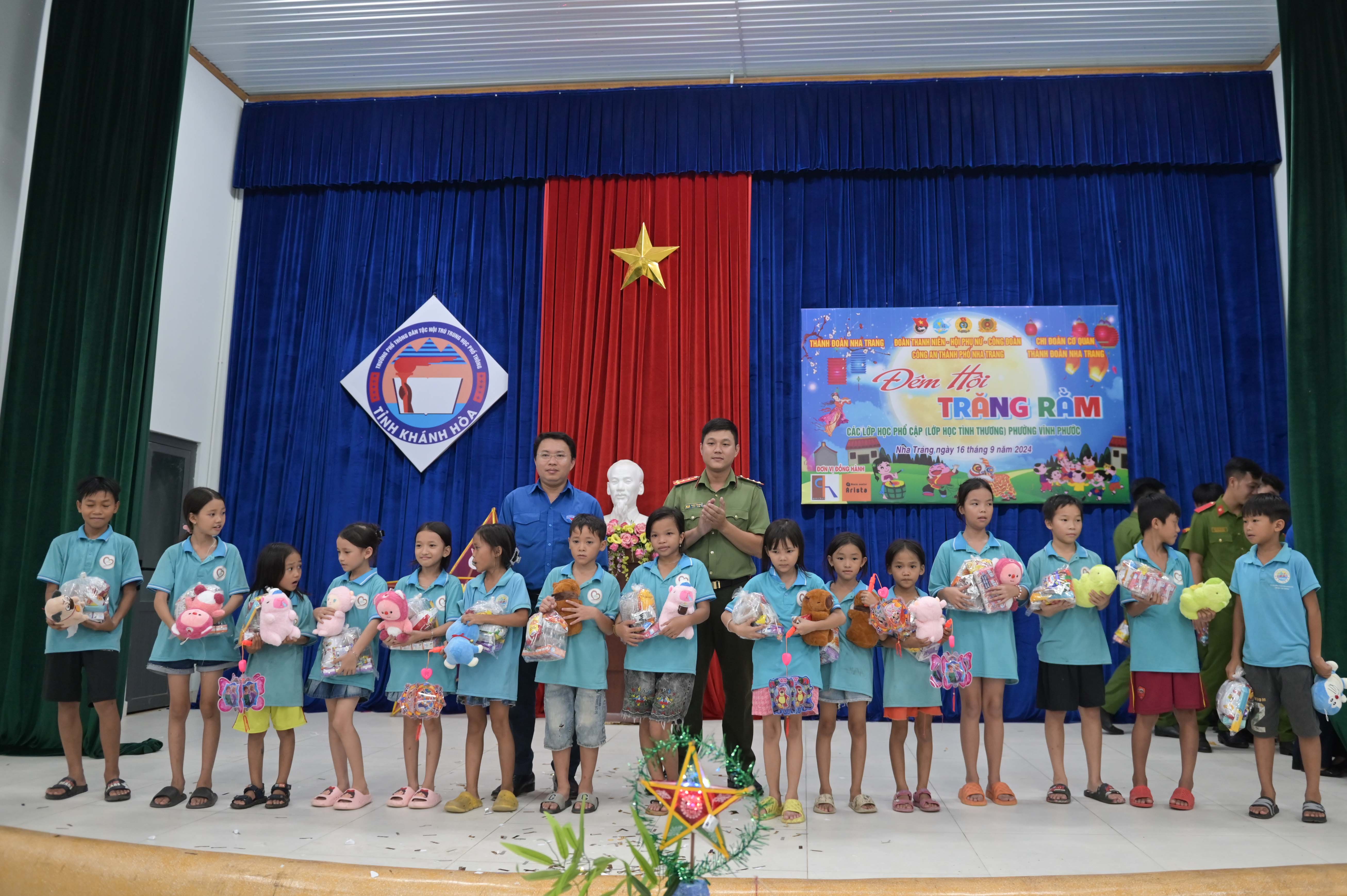 Tổ chức chương trình trung thu cho các học sinh lớp học tình thương