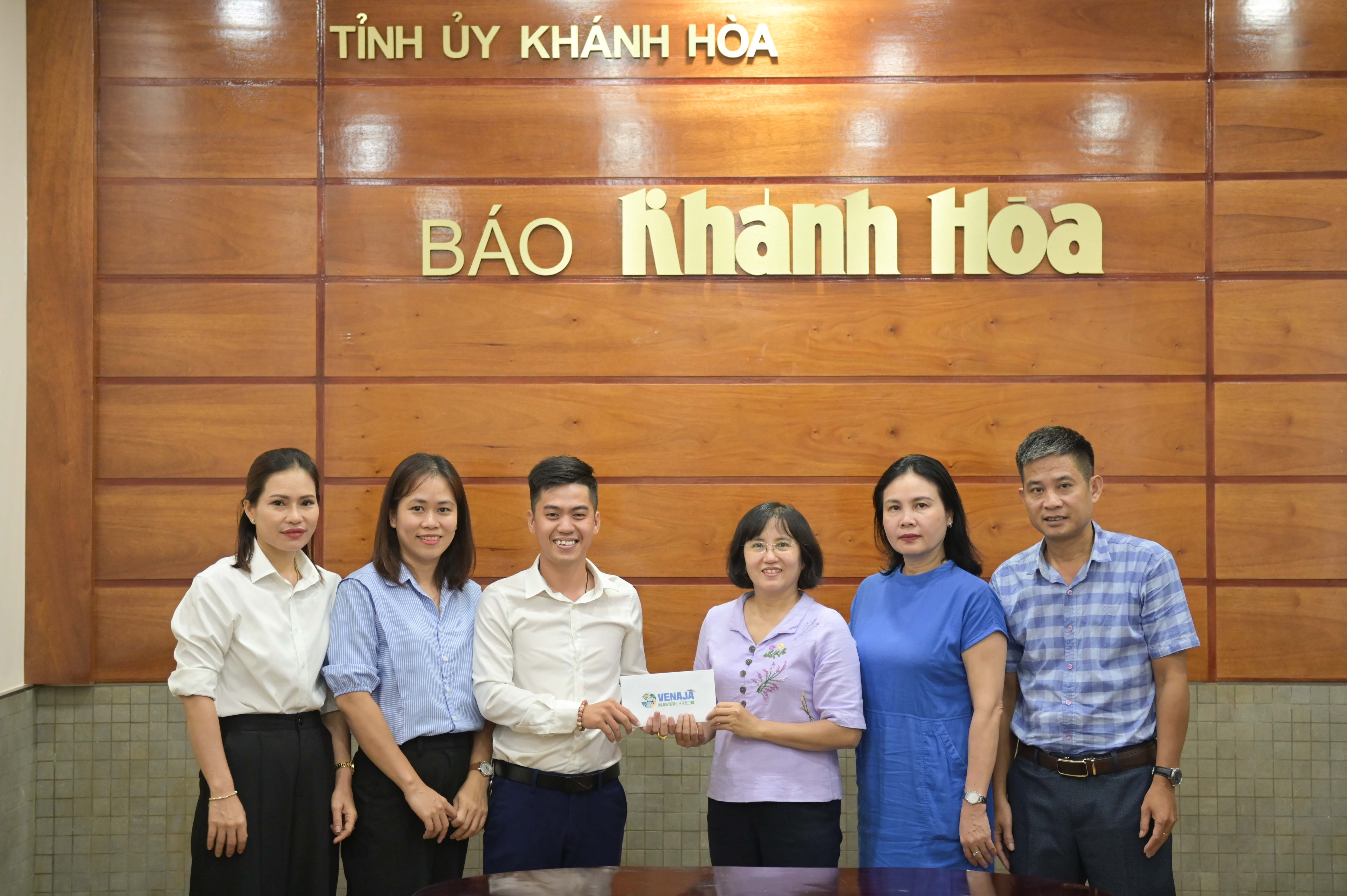Báo Khánh Hòa tiếp nhận 20 triệu đồng ủng hộ đồng bào miền Bắc từ Công ty TNHH Good Day Venaja