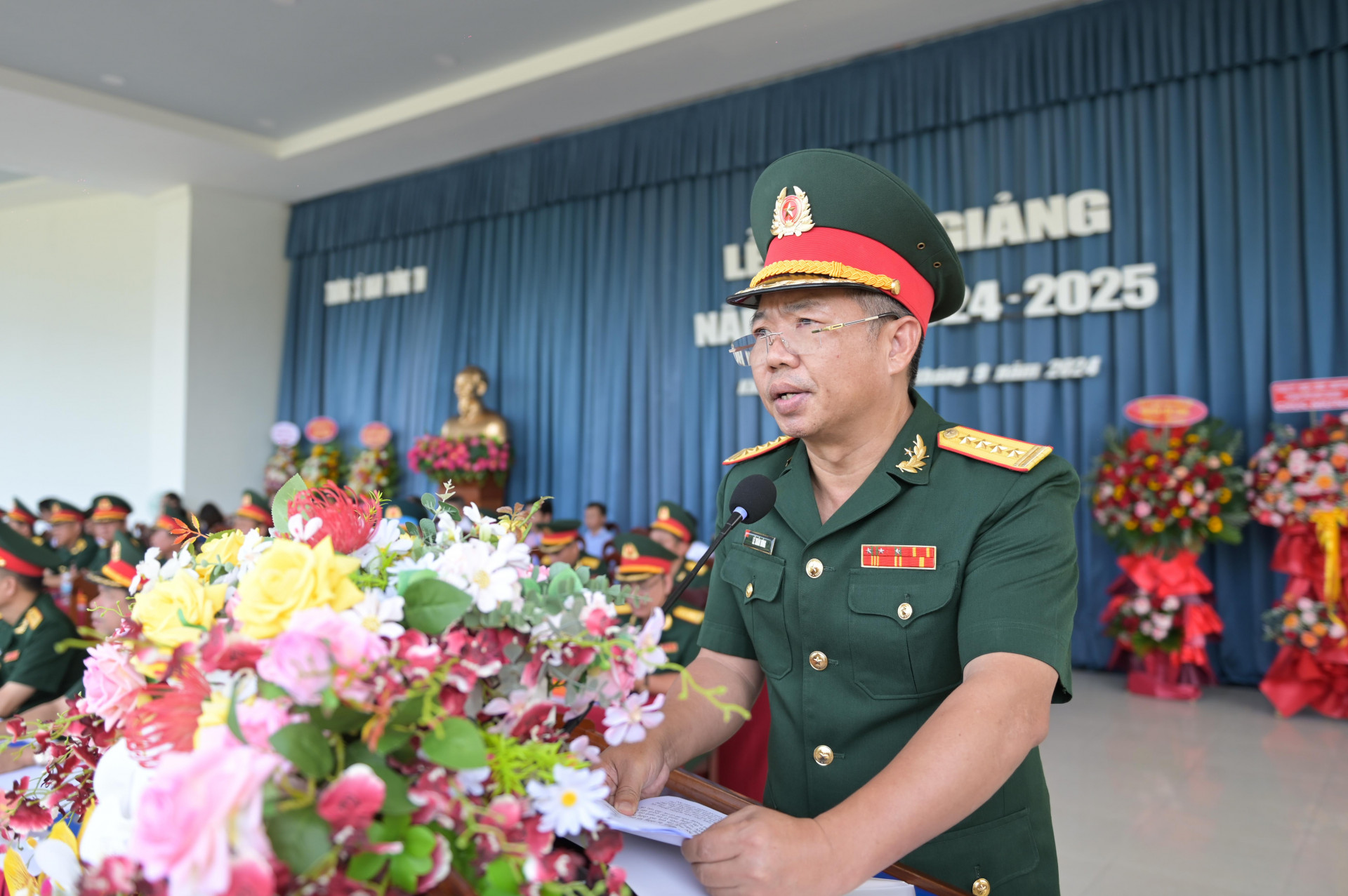 Đại tá Lê Xuân hùng - Hiệu trưởng Trường Sĩ quan Thông tin đọc diễn văn khai giảng năm học mới.