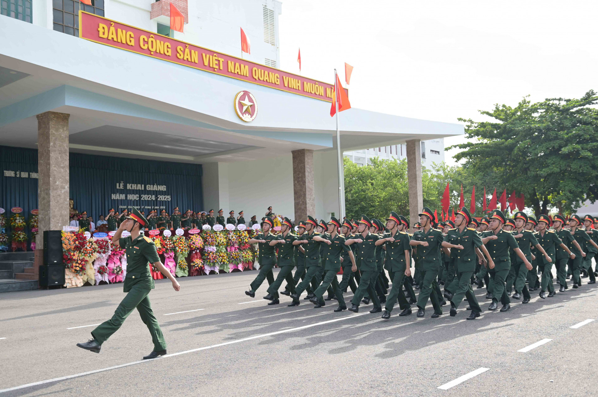 Duyệt đội ngũ tại lễ khai giảng.