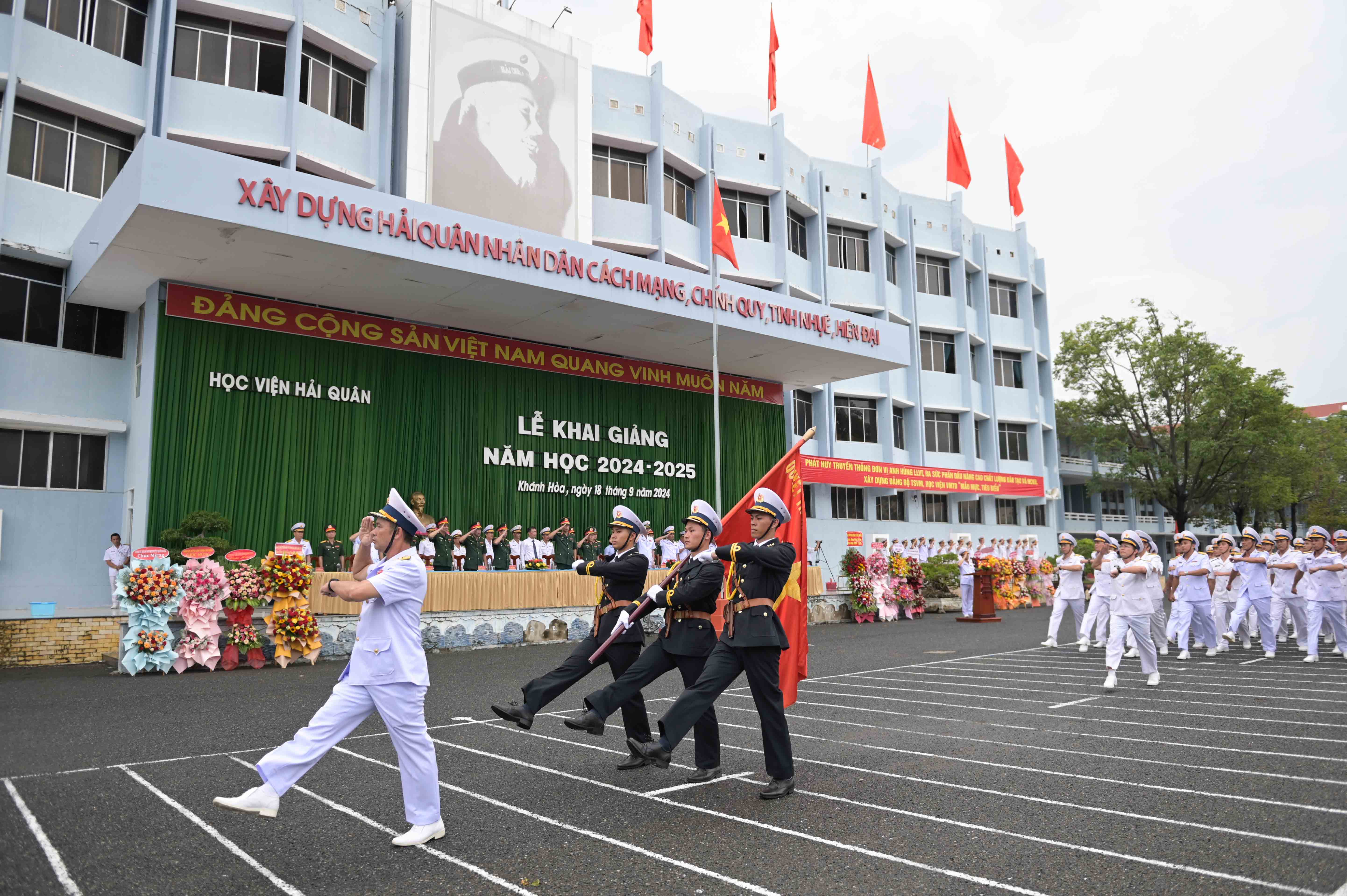 Duyệt đội ngũ tại lễ khai giảng.