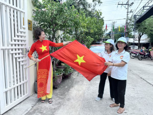 Mặt trận phường Phước Long tổng vệ sinh môi trường, tuyên truyền treo cờ Tổ quốc chào mừng ngày Quốc khánh