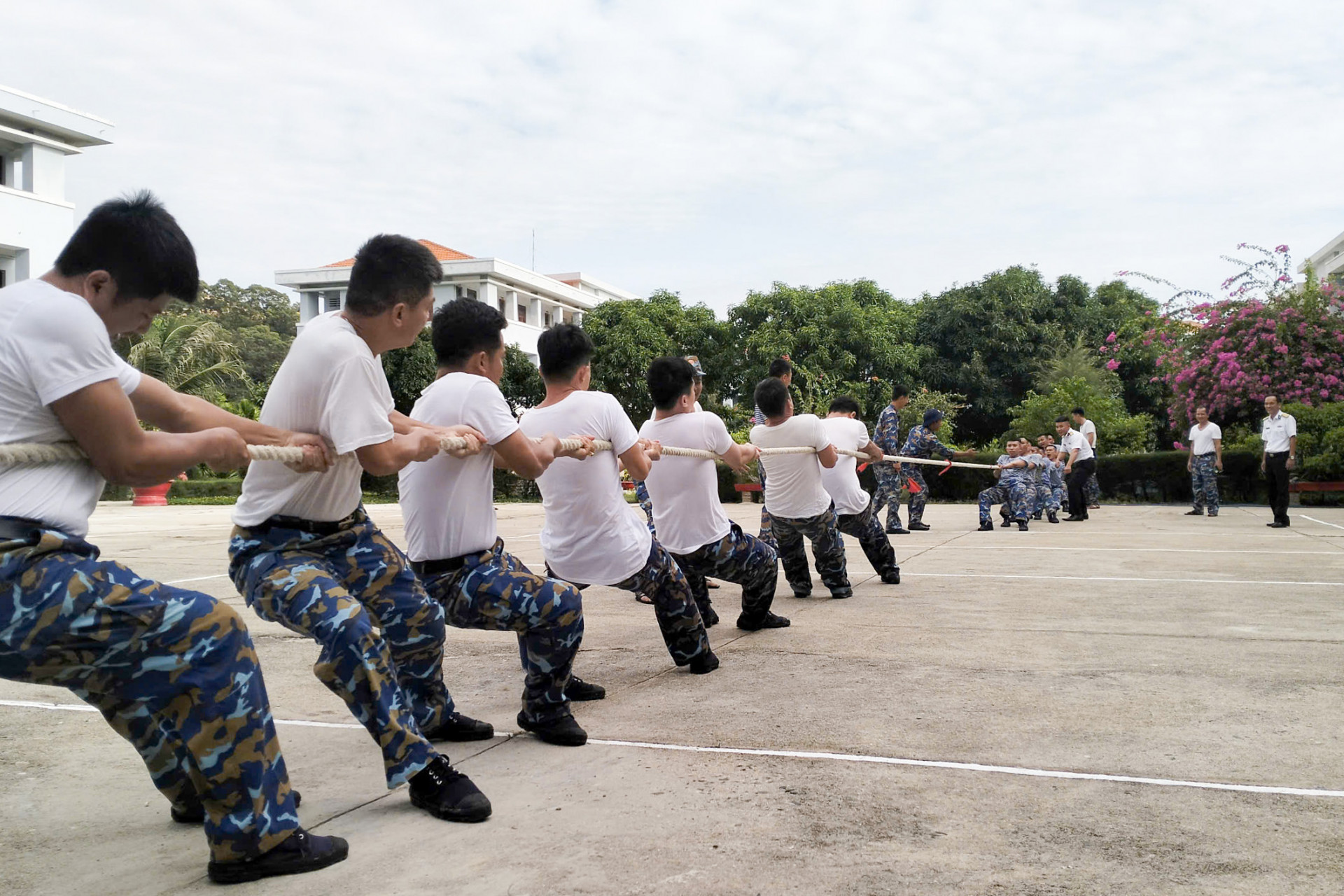 Cán bộ, chiến sĩ tham gia hoạt động kéo co.