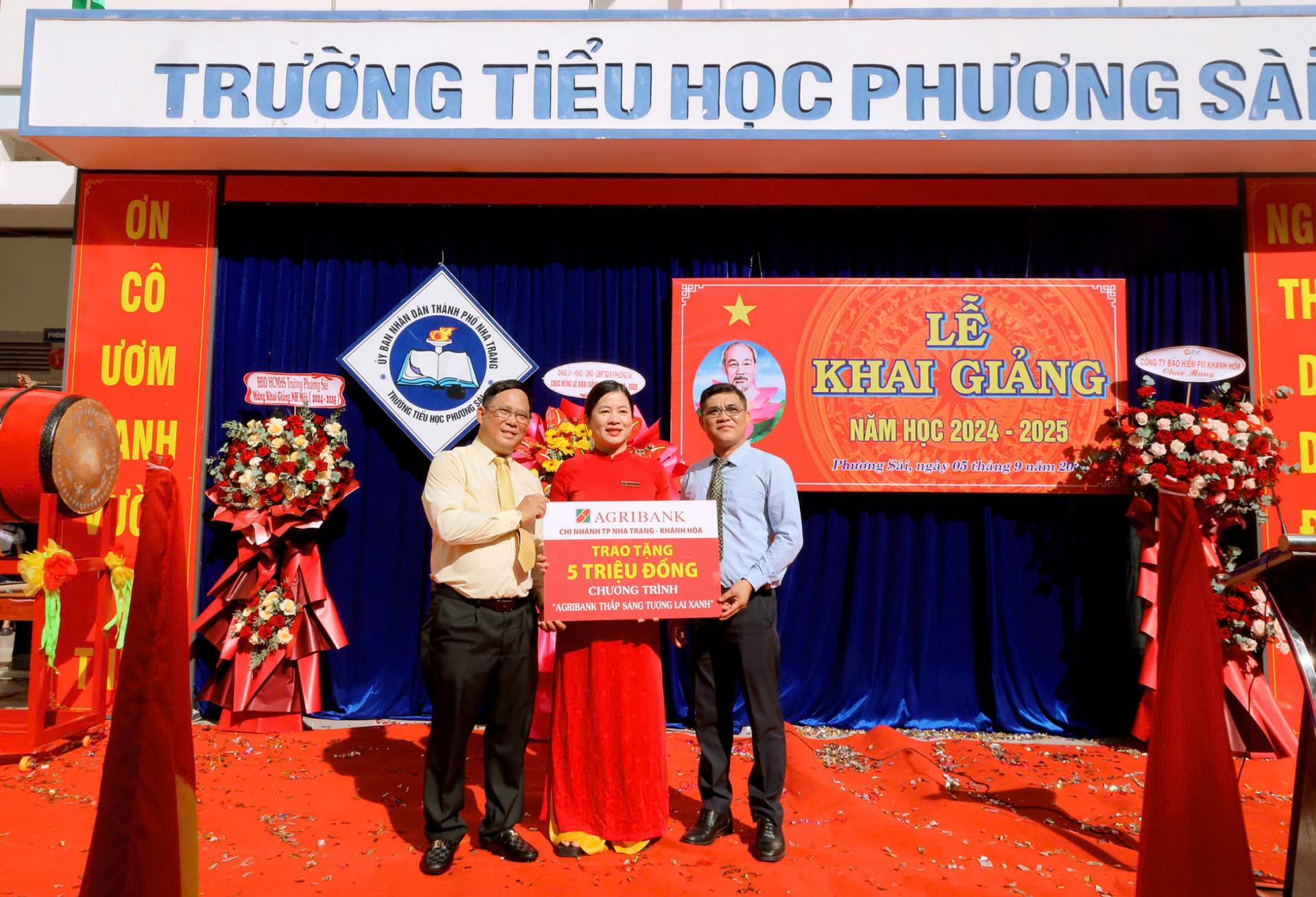 Đại diện Agribank Chi nhánh Nha Trang trao tặng Trường Tiểu học Phương Sài kinh phí từ chương trình “Agribank thắp sáng tương lai xanh”.