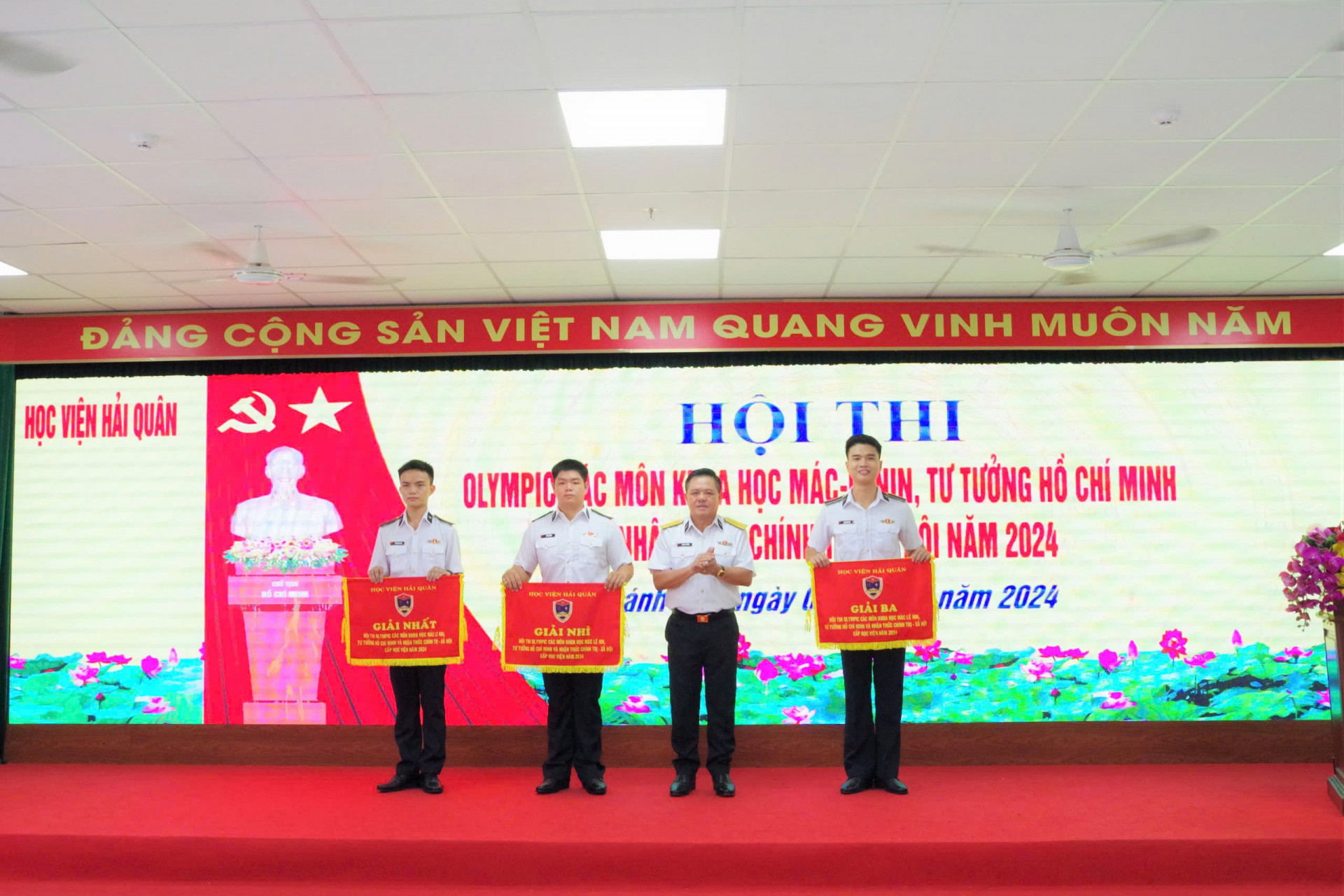 Lãnh đạo học viện trao giải cho các đội thi.