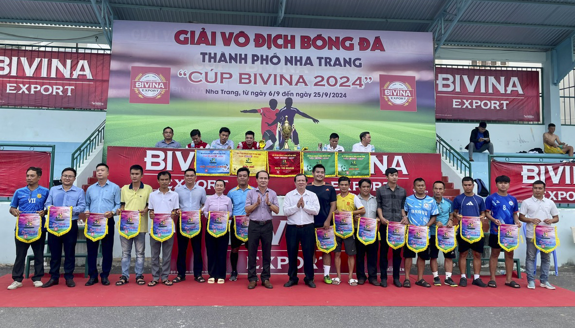 16 đội bóng tranh tài Giải vô địch bóng đá TP. Nha Trang