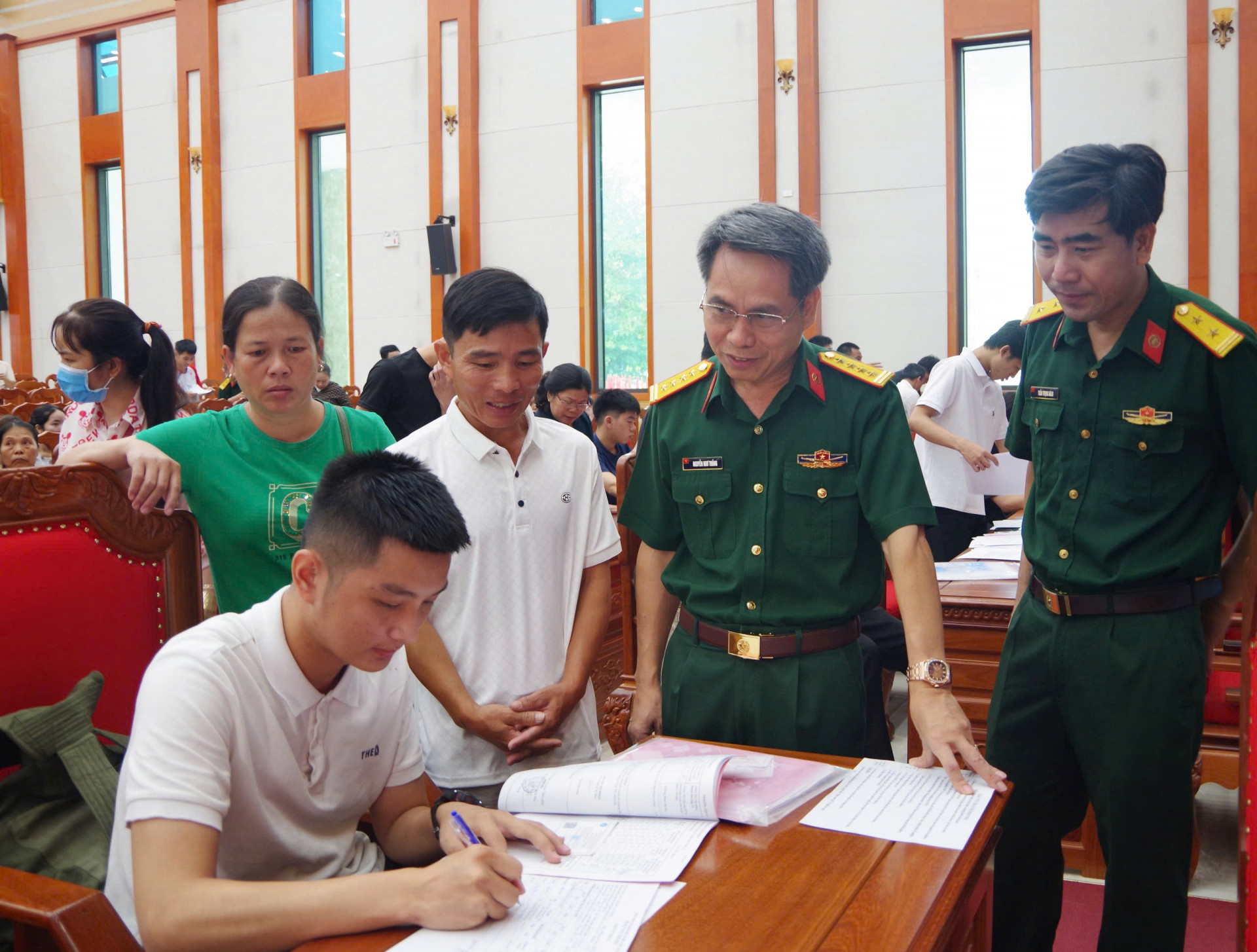 Đại tá Nguyễn Như Thắng - Phó Hiệu trưởng Đào tạo Nhà trường kiểm tra, động viên học viên nhập học.