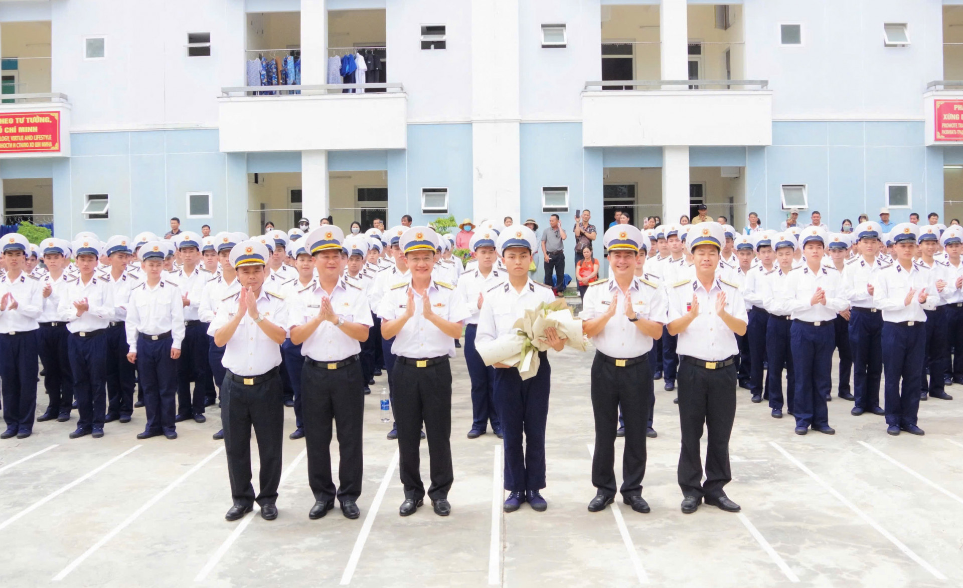 Lãnh đạo Học viện Hải quân tặng hoa động viên các học viên trước khi bắt đầu tham gia đào tạo tại Vùng 4 Hải quân.