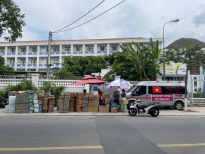 Nhiều người dân ở Nha Trang quyên góp nhu yếu phẩm hỗ trợ đồng bào bị thiệt hại do ảnh hưởng của bão số 3