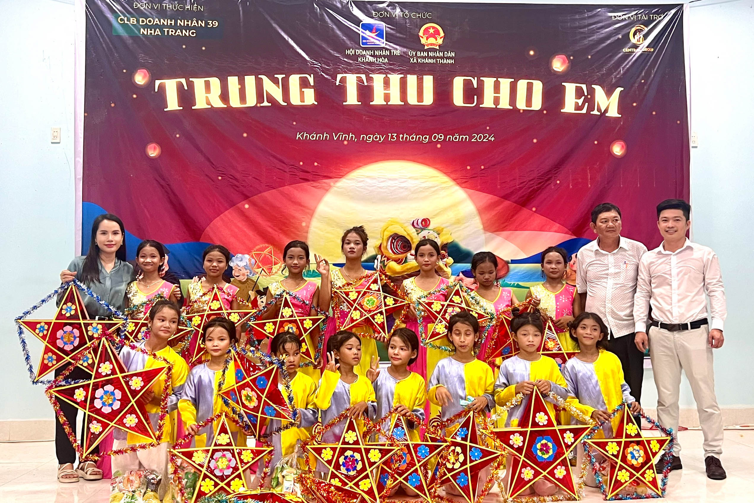 Hội Doanh nhân trẻ Khánh Hòa tổ chức chương trình "Trung thu cho em" tại Khánh Vĩnh