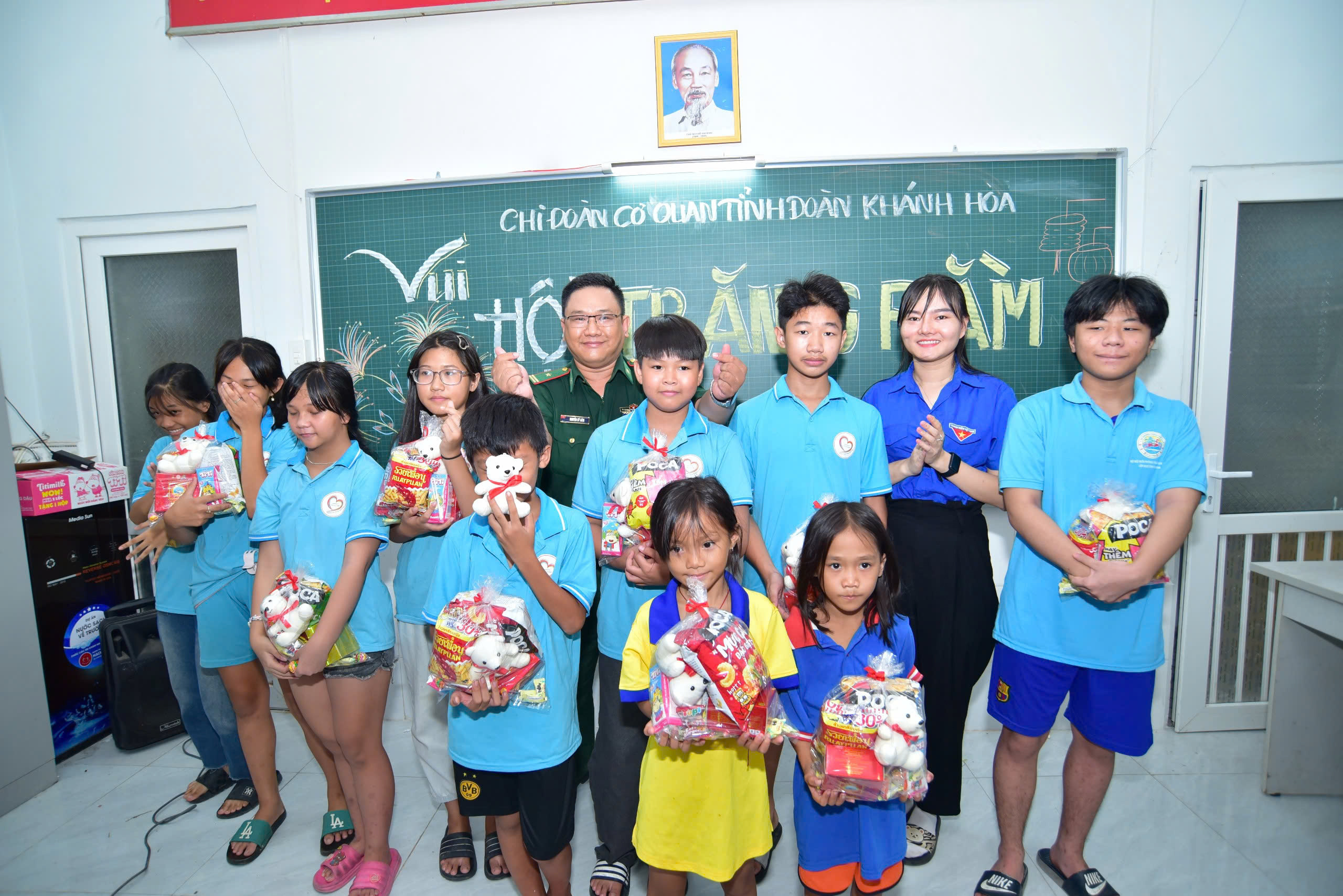 Chi đoàn cơ quan Tỉnh đoàn Khánh Hòa: Tổ chức chương trình "Trung thu cho em"