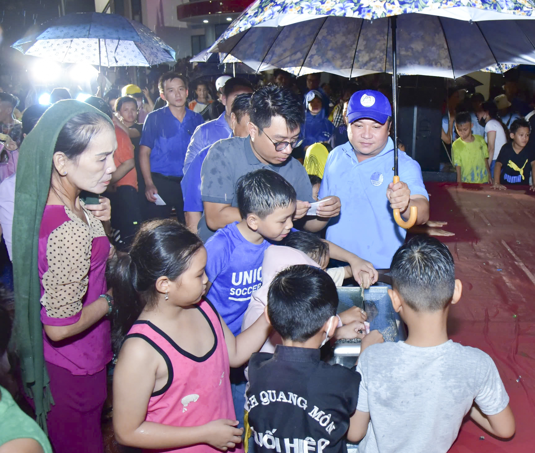 Người dân, thiếu nhi huyện Diên Khánh ủng hộ đồng bào miền Bắc tại chương trình Trung thu tối 14-9.
