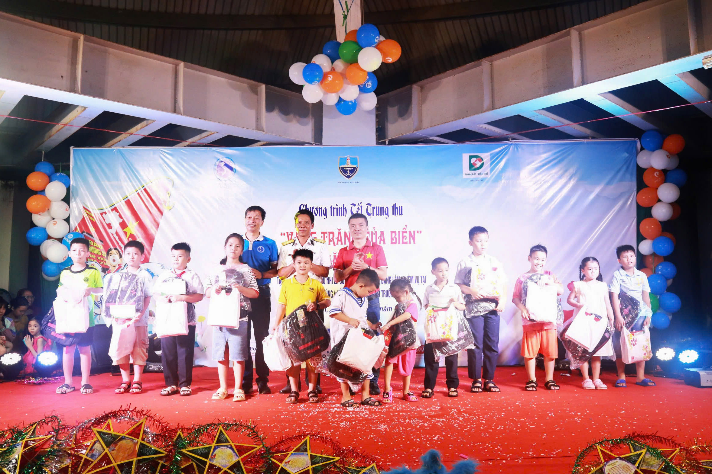 Vùng 4 Hải quân phối hợp tổ chức chương trình trung thu "Vầng trăng của biển"