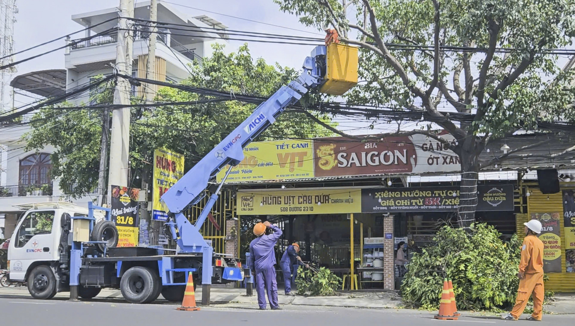 Lực lượng chức năng cắt tỉa cành cây trên đường 23-10, Nha Trang vào ngày 12-9 để chủ động ứng phó thiên tai.