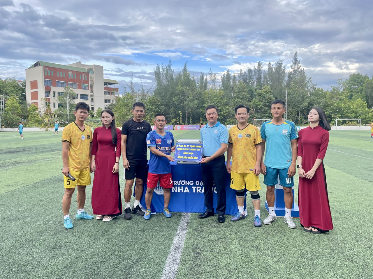 Giải bóng đá Trường Đại học Nha Trang quyên góp 17 triệu đồng cho đồng bào miền Bắc