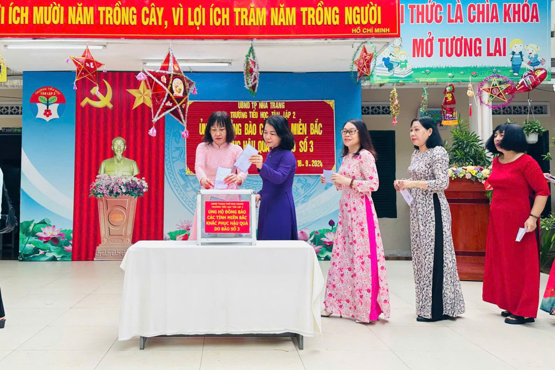 Các giáo viên trường tham gia ủng hộ.