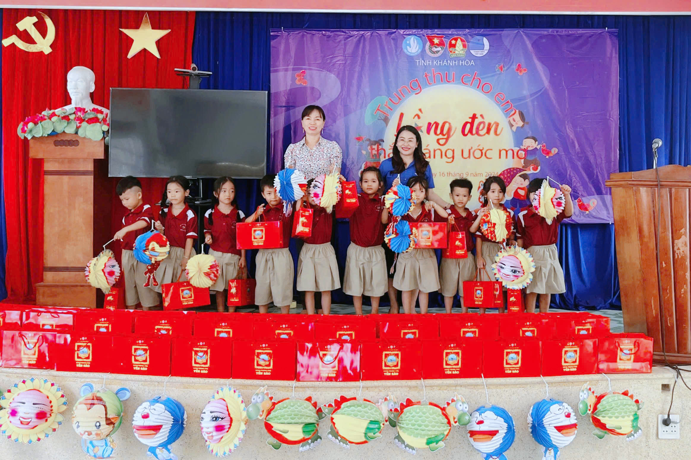 Trao 200 phần quà Trung thu cho thiếu nhi xã Ninh Vân và phường Cam Lợi