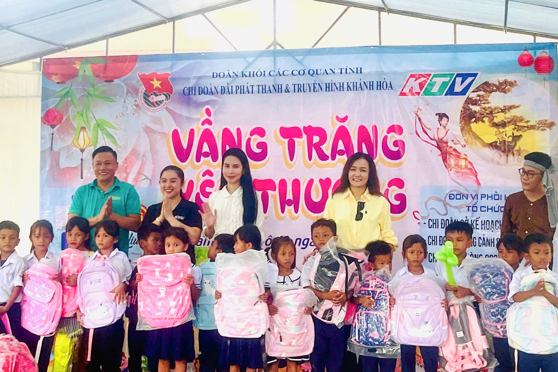 Tổ chức chương trình "Vầng trăng yêu thương" cho 260 thiếu nhi xã Cam Phước Đông