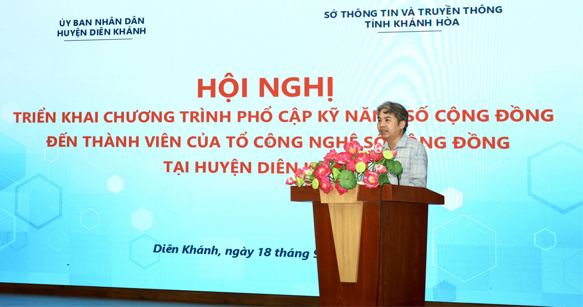 Lãnh đạo Sở Thông tin và Truyền thông phát biểu tại hội nghị. 