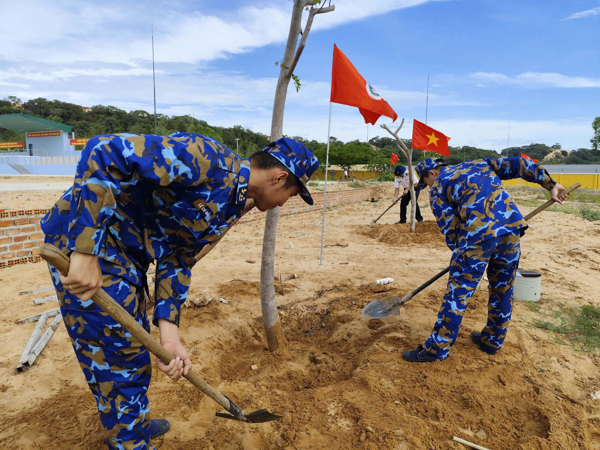 Các đoàn viên, thanh niên tham gia trồng cây.