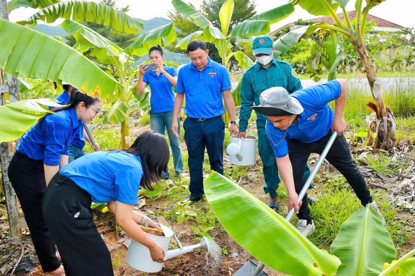 Hoạt động Ngày Chủ nhật xanh tại xã Suối Cát.