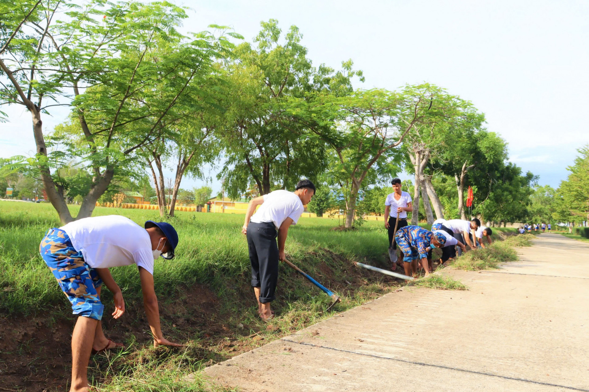 Các đoàn viên, thanh niên tham gia củng cố cảnh quan đơn vị.