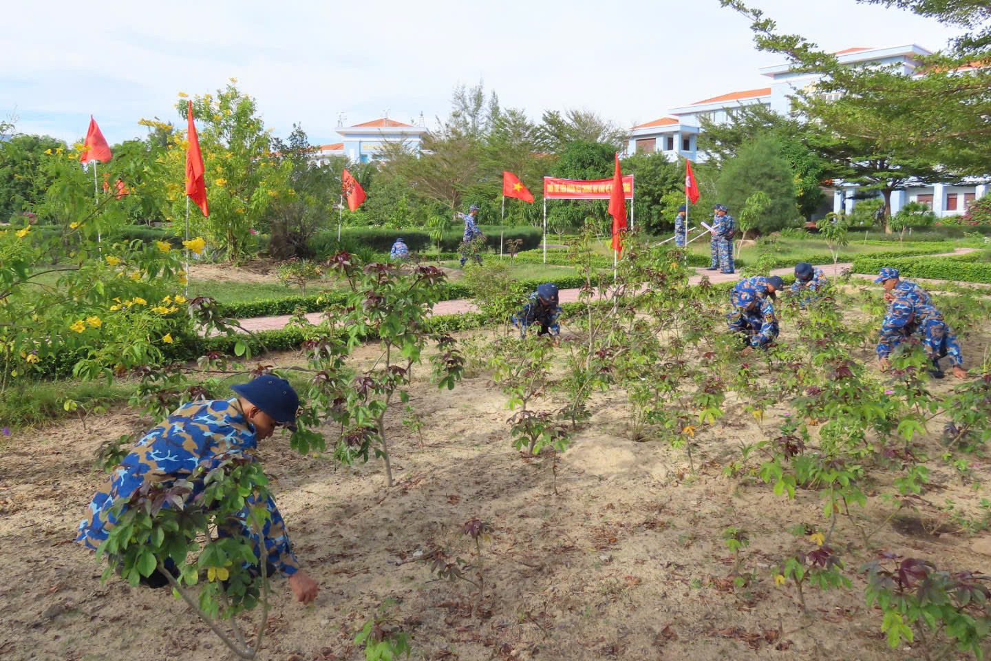 Đoàn viên, thanh niên của Trung tâm Huấn luyện chăm sóc cây xanh, tạo cảnh quan đơn vị.